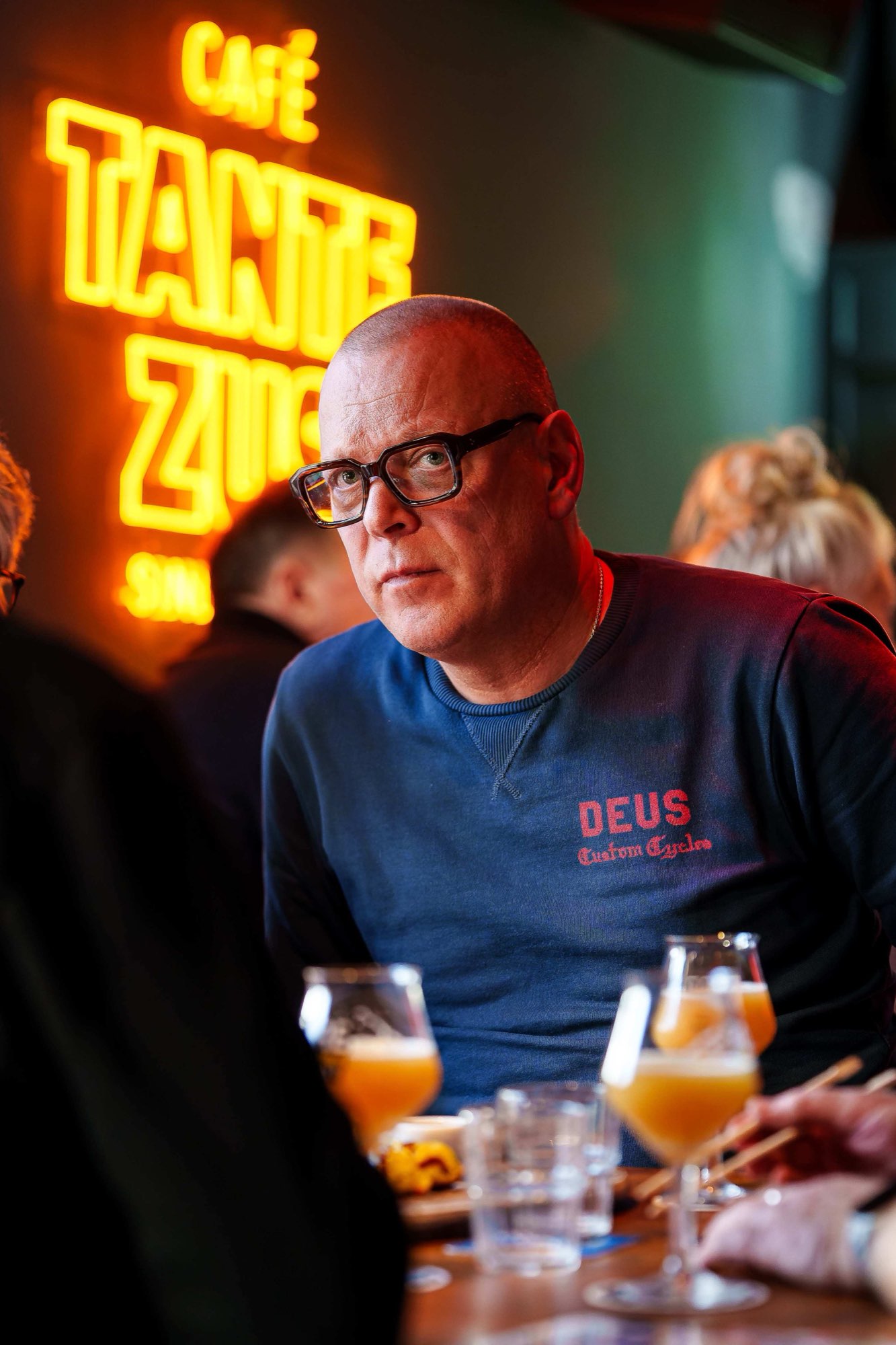 Gasten op het terras met drankjes
