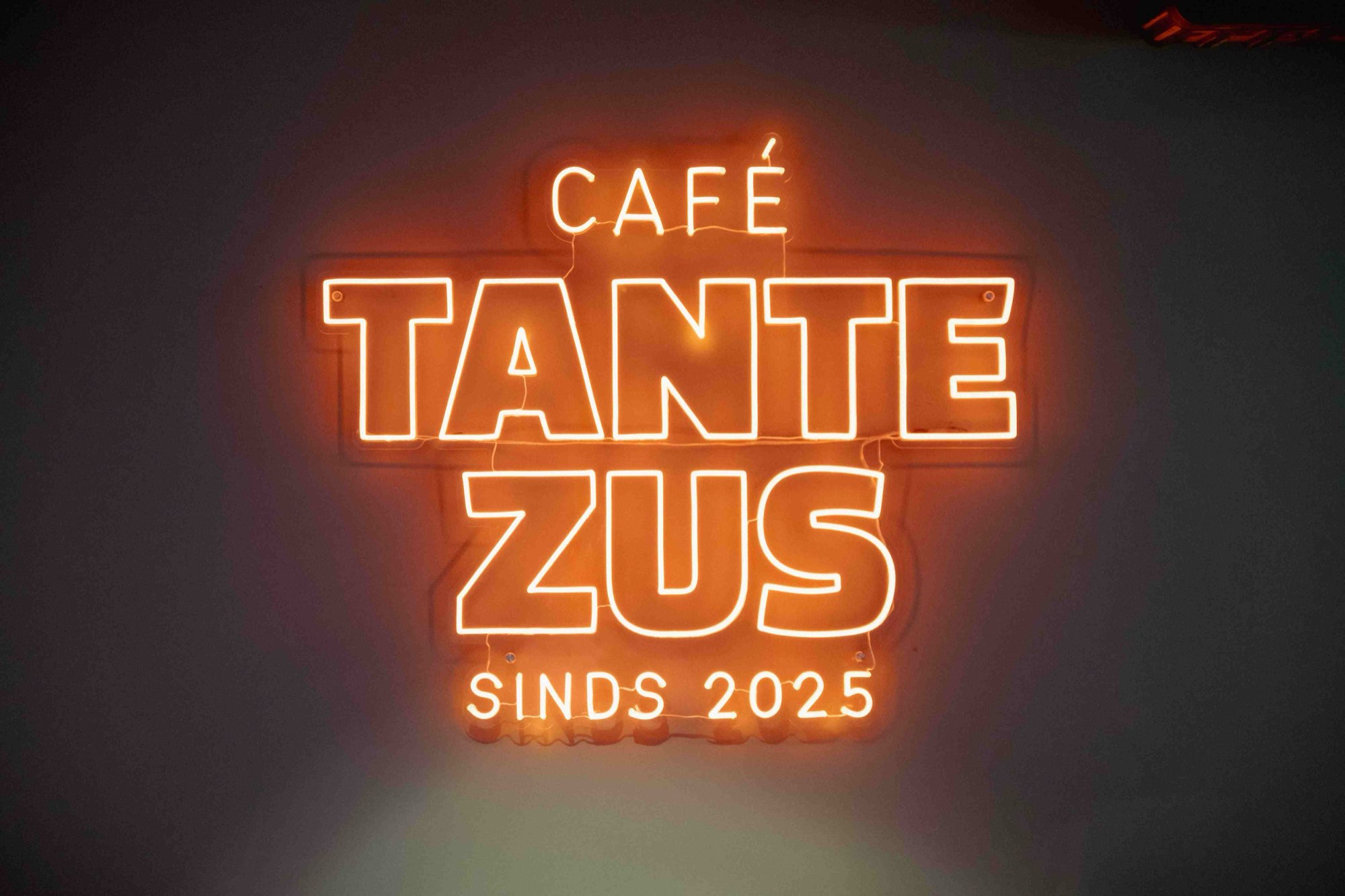 Neonlogo van Café Tante Zus - merk dat we social-klaar maakten