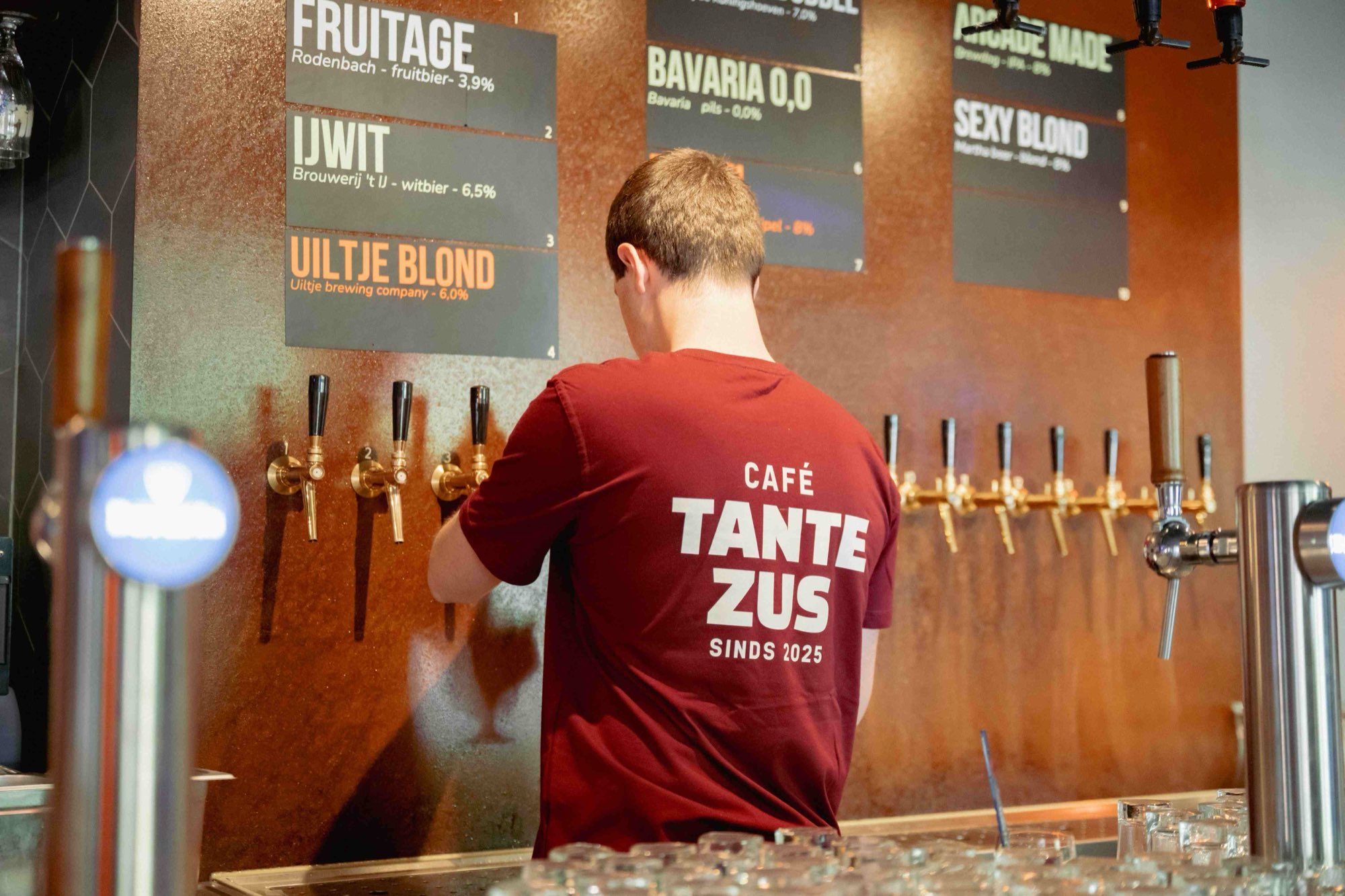 Detail van de bar en aankleding in het café