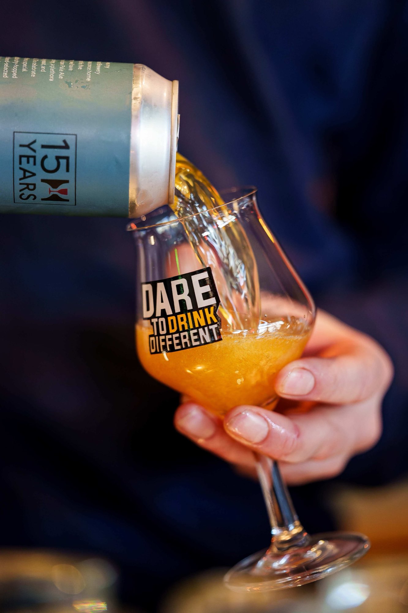 Gasten aan de bar van Café Tante Zus