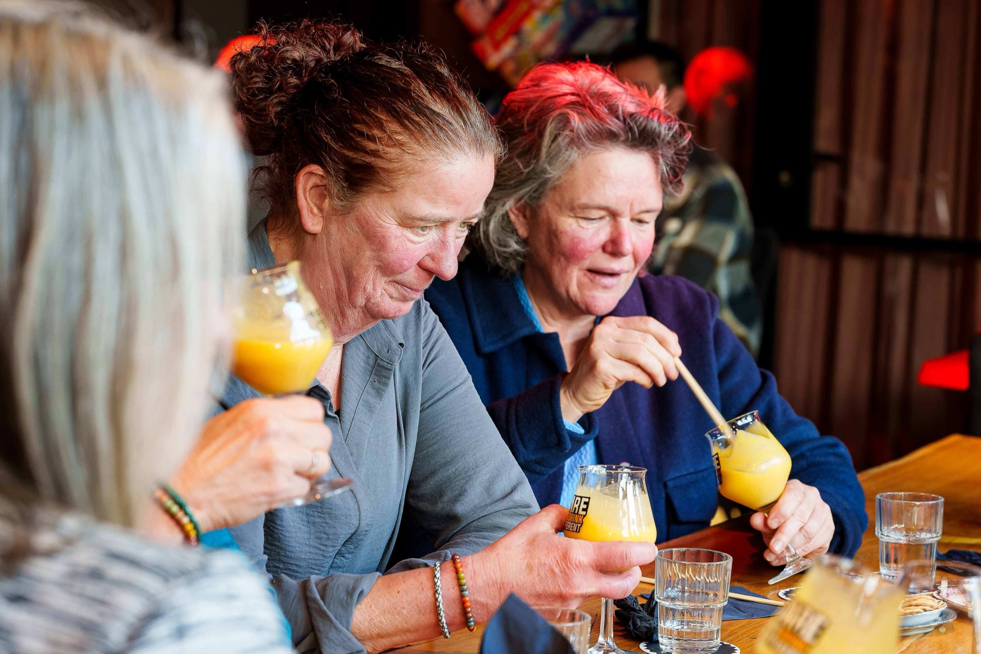 Bezoekers in gesprek aan een tafel