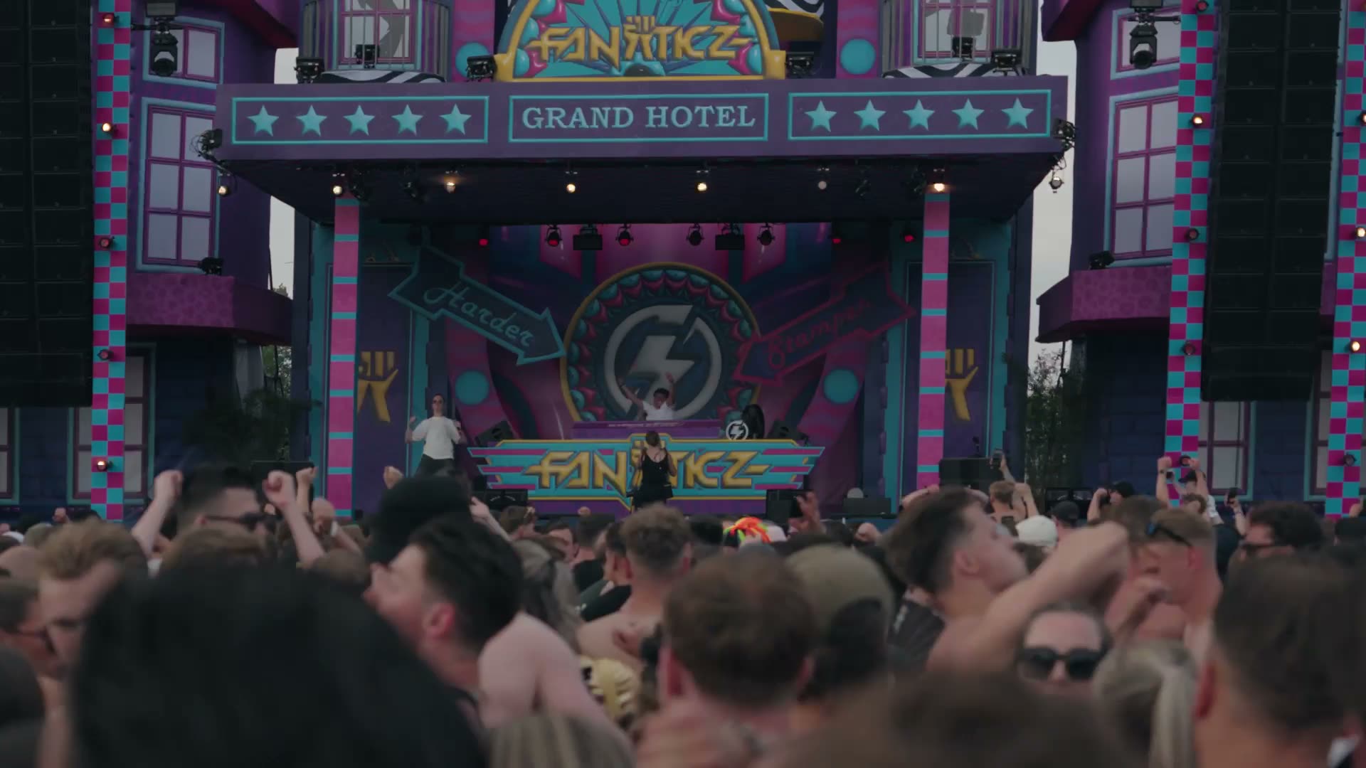 Vuurfonteinen en publiek op het festivalveld
