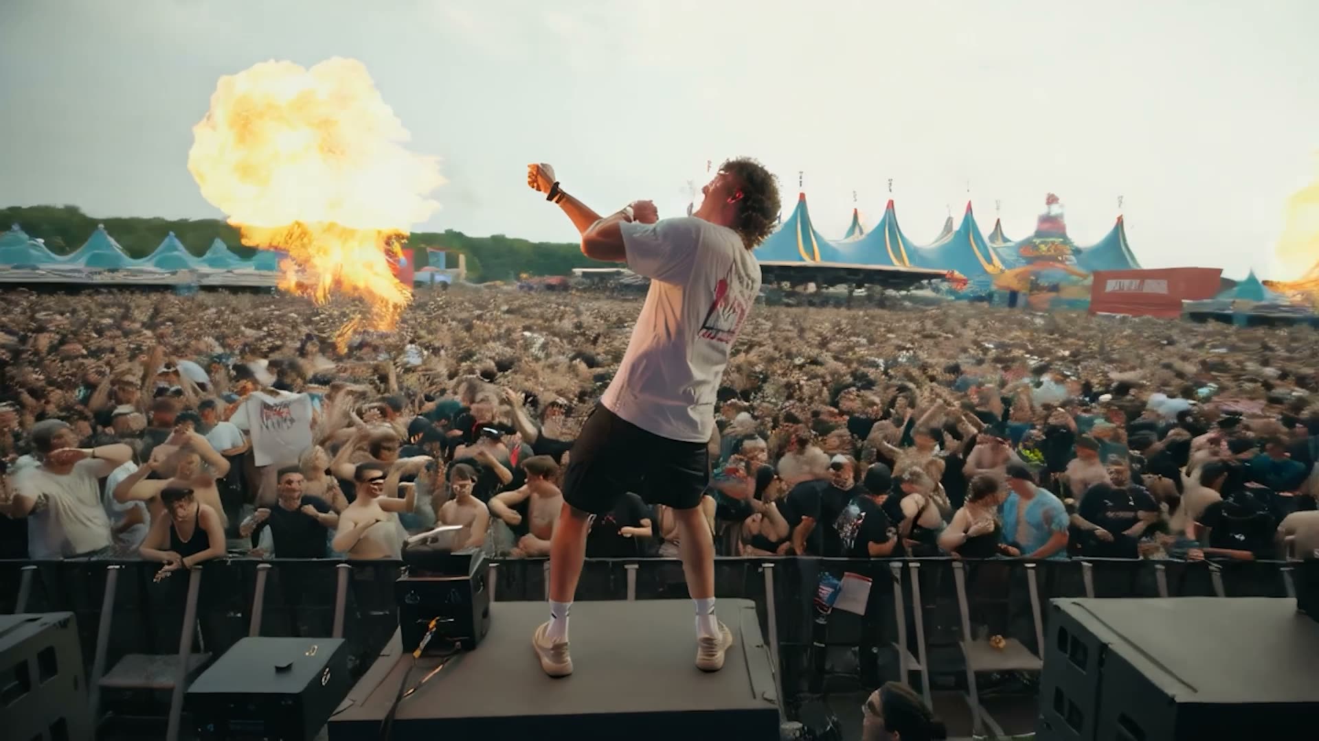 Unload bovenop de DJ-booth met een vuurbal op de achtergrond
