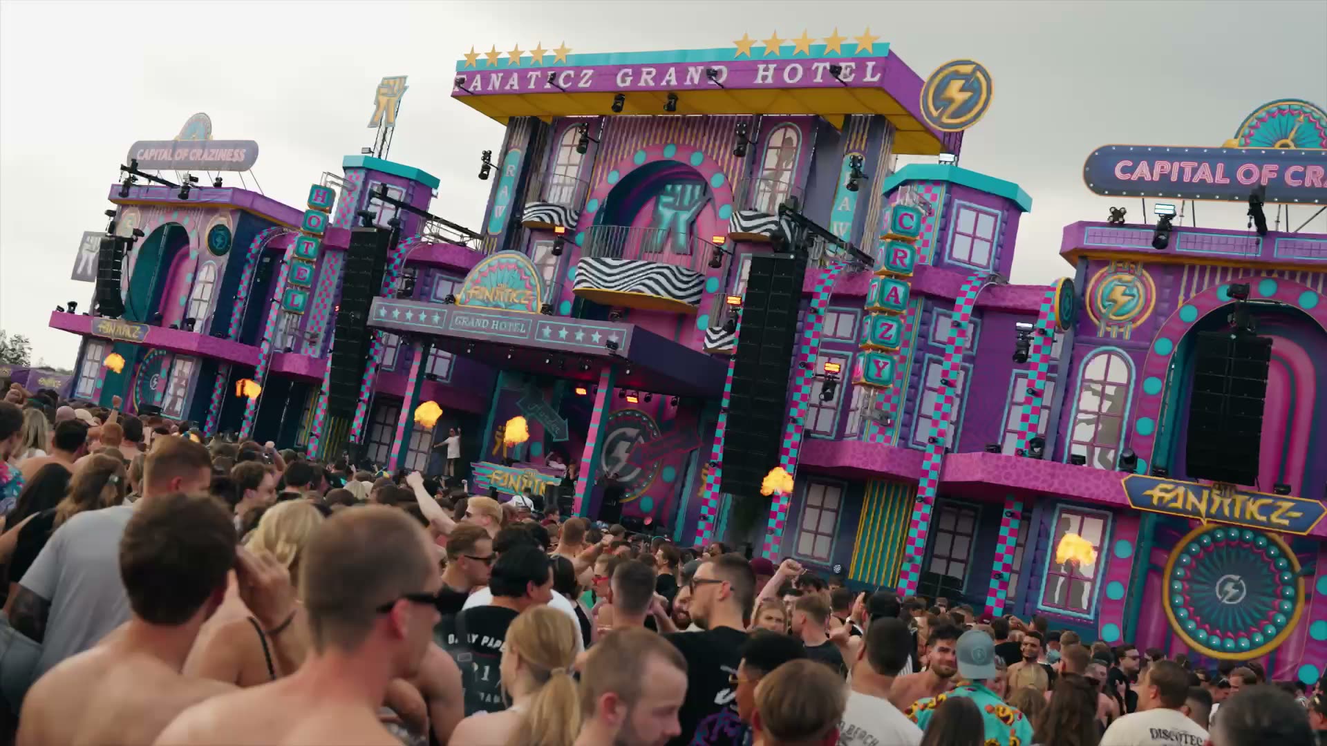 Unload op het Grand Hotel-podium van Fanaticz, met vuur op de achtergrond