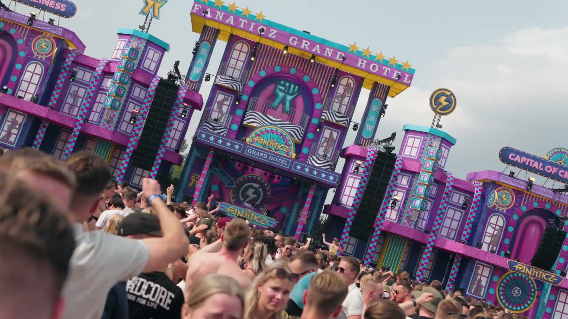 Vuurkanonnen op het podium boven de DJ-booth