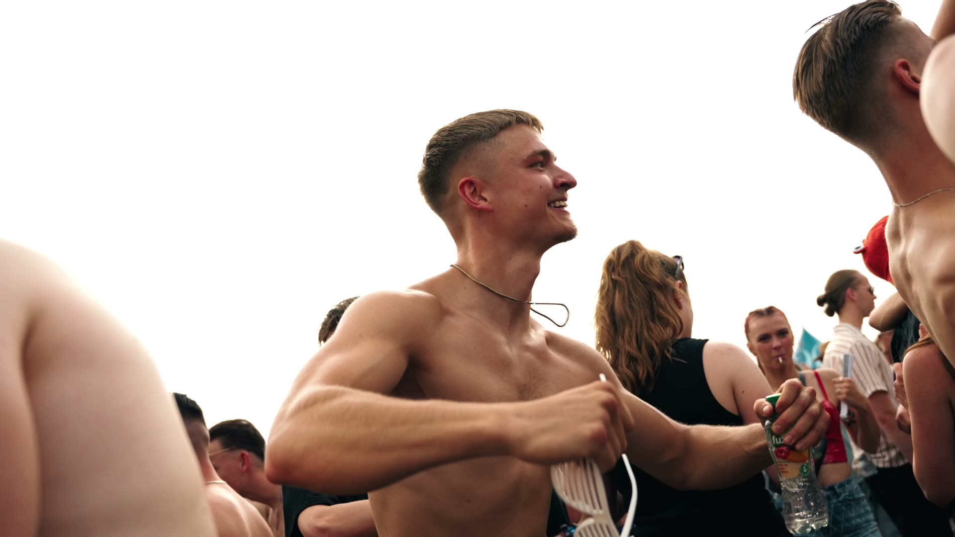 Afgeladen festivalweide voor het Grand Hotel-podium