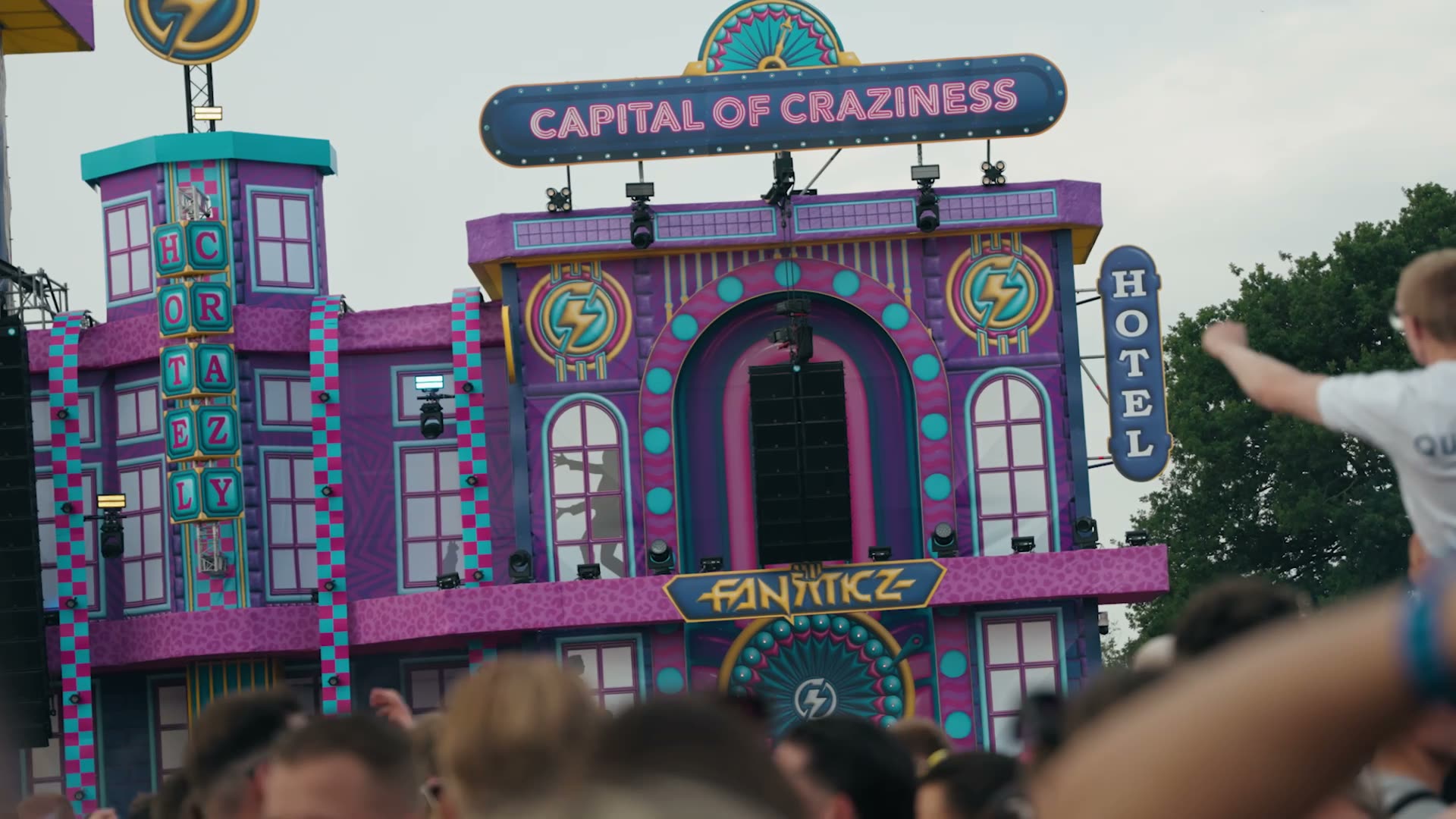 De menigte met handen in de lucht tijdens de liveset