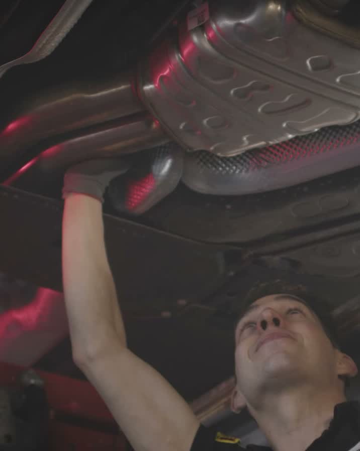 Monteur werkt onder de auto