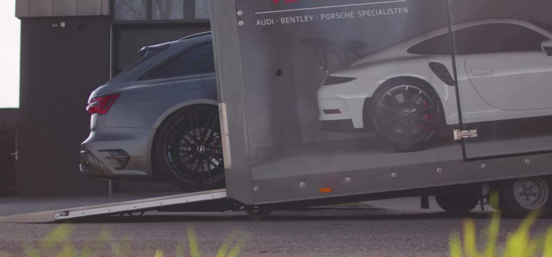 Sportwagen in de transporttrailer