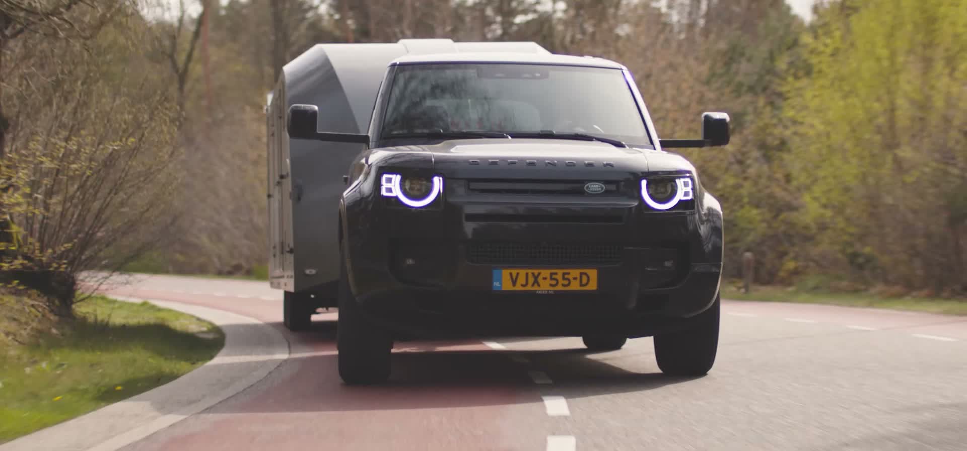 Defender met trailer onderweg