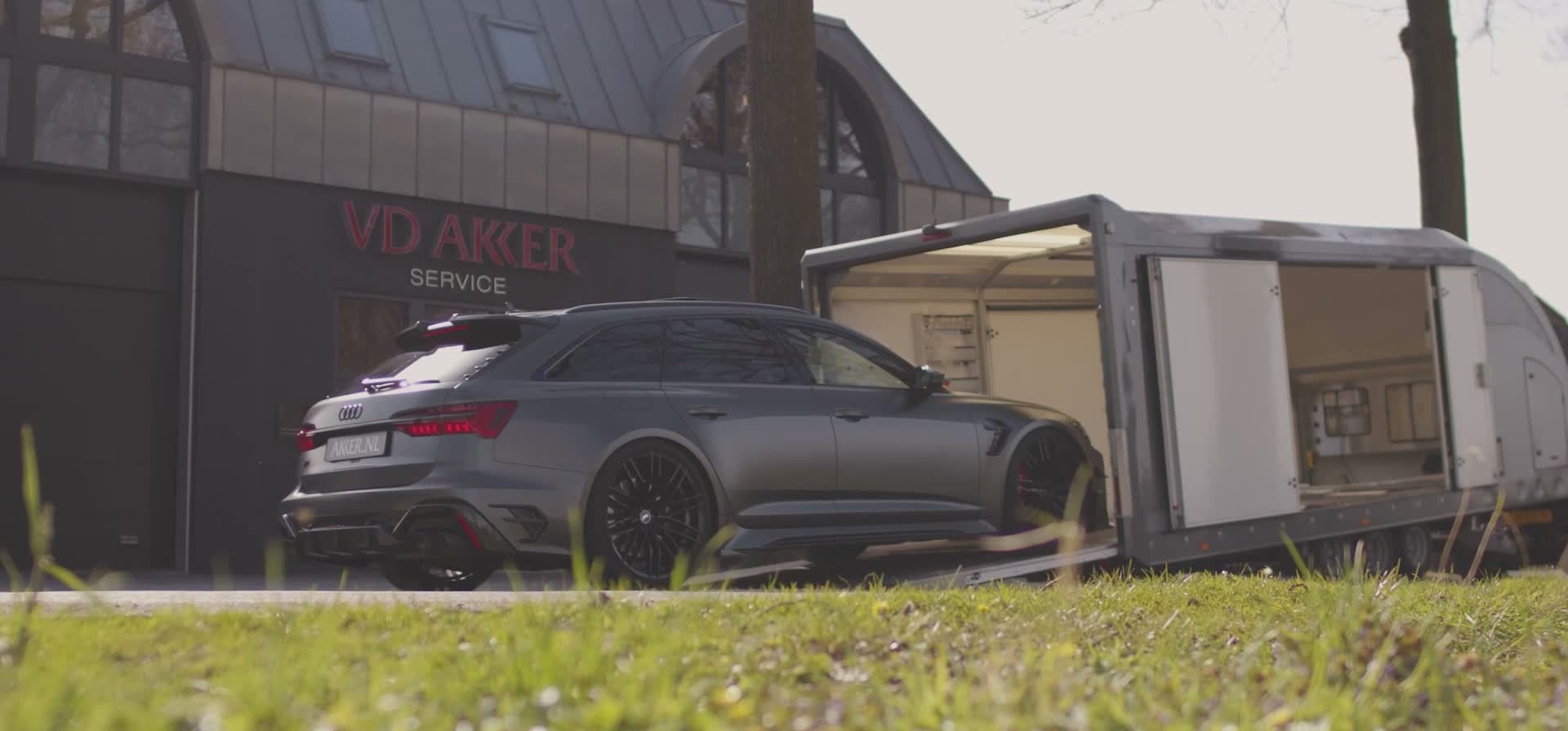 Auto bij de wasstraat van Van de Akker, beeld uit de bedrijfsfilm