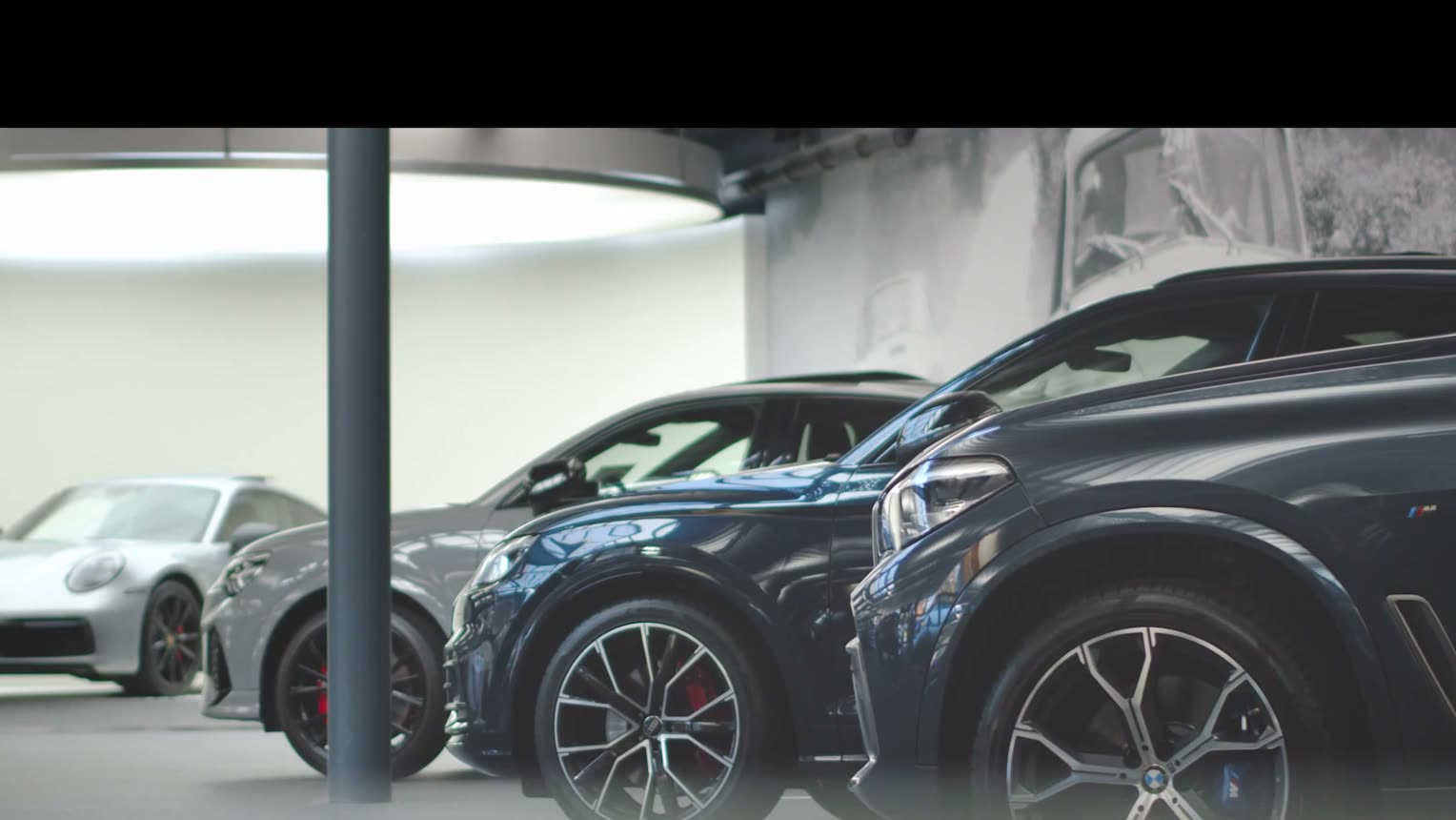 Speelgoedauto op de vloer, openingsbeeld van de brandfilm van Van Roy