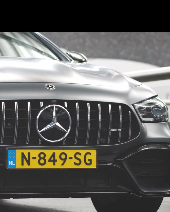 BMW geparkeerd voor de showroom van Van Roy