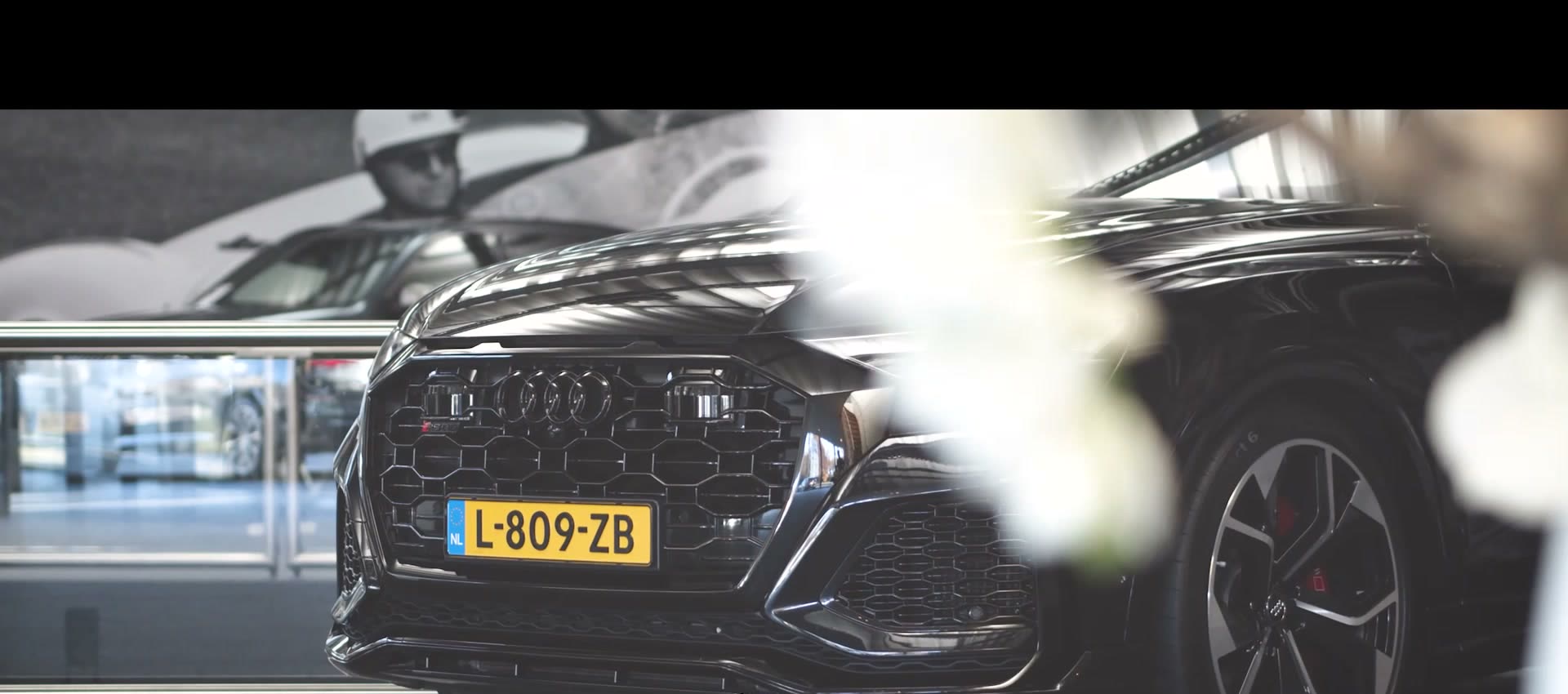 Showroom van Van Roy met exclusieve auto's