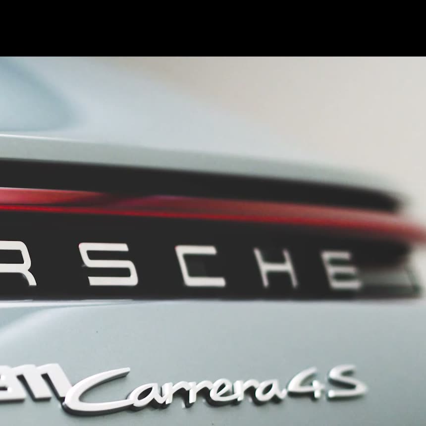 Rij exclusieve auto's in de showroom van Van Roy