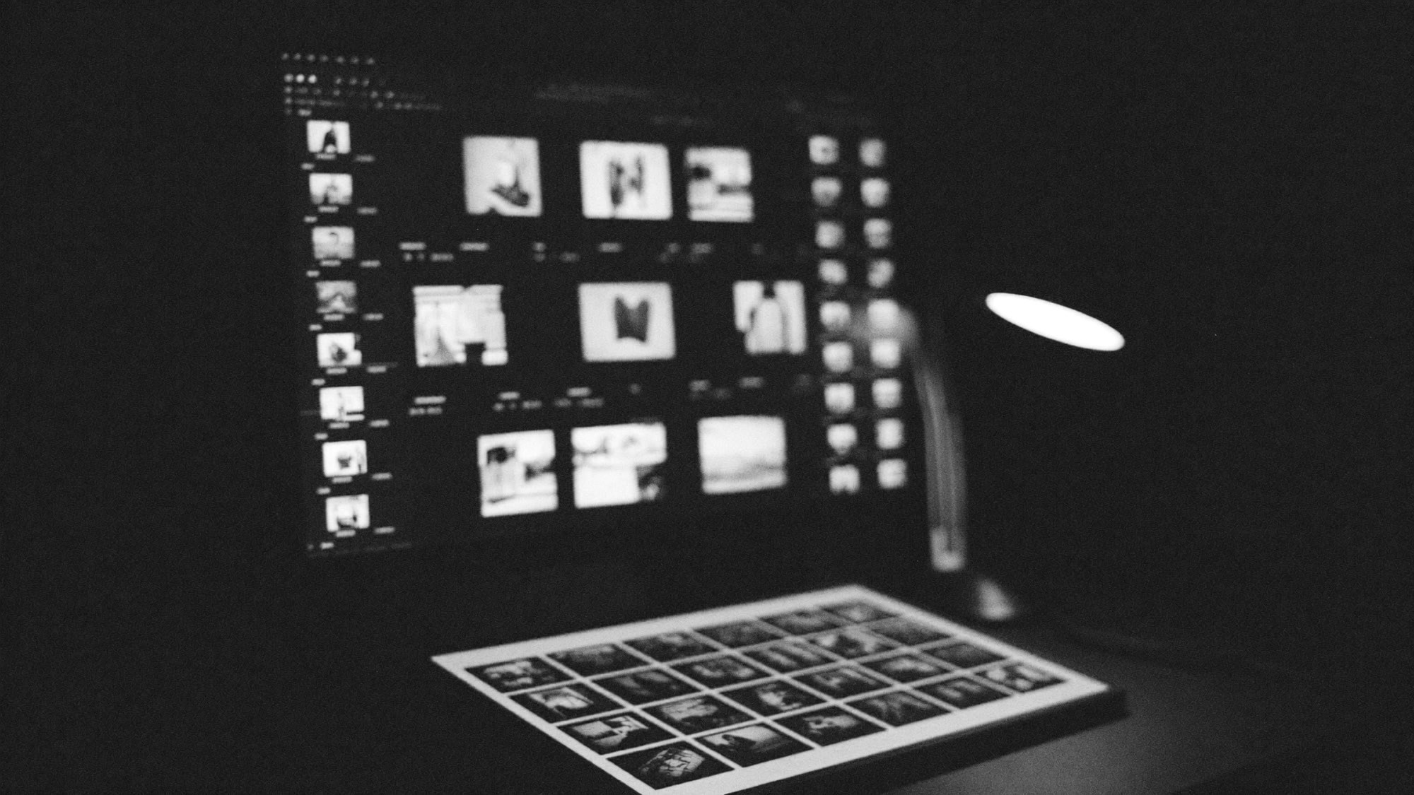Monitor met een selectie foto's tijdens de nabewerking in een donkere studio