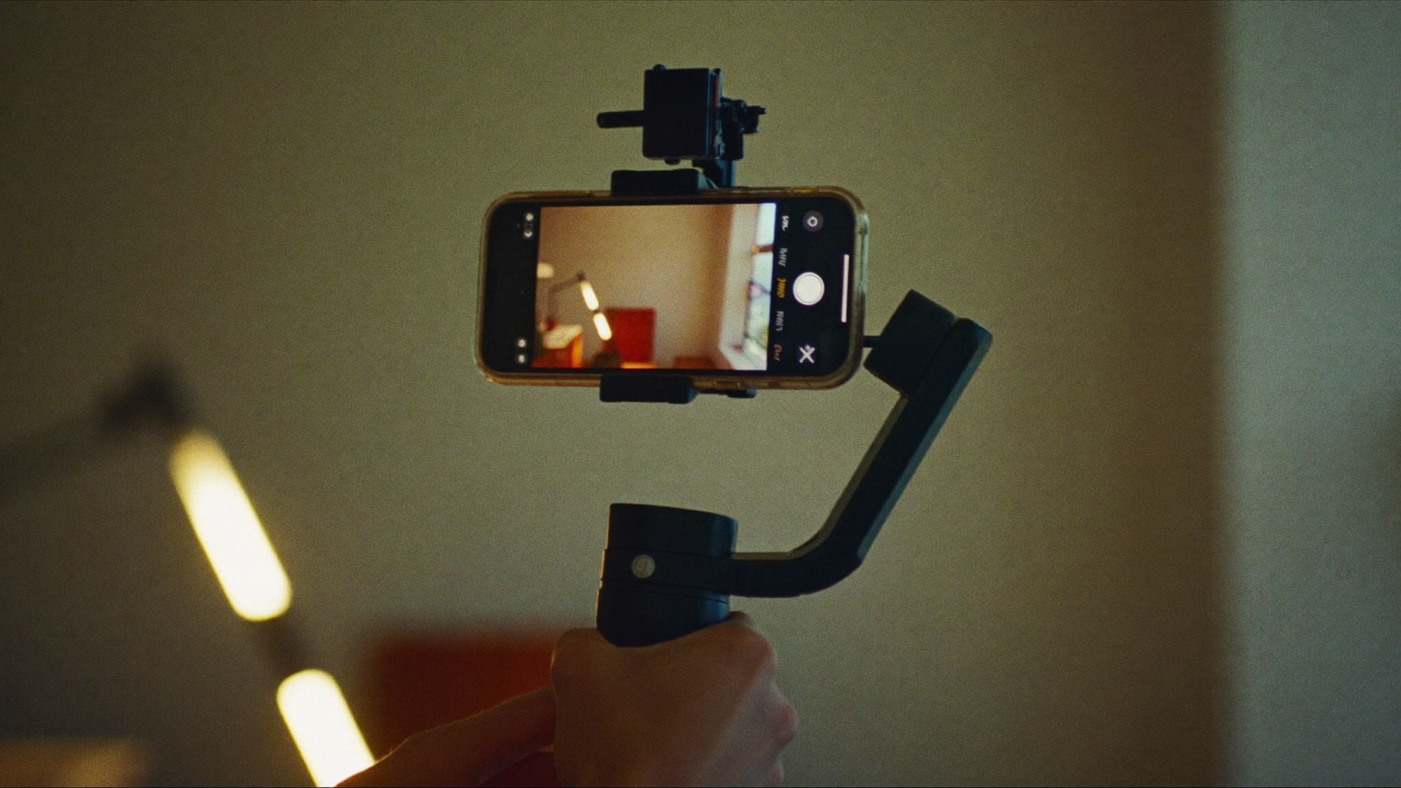 Telefoon op een gimbal tijdens het filmen van content