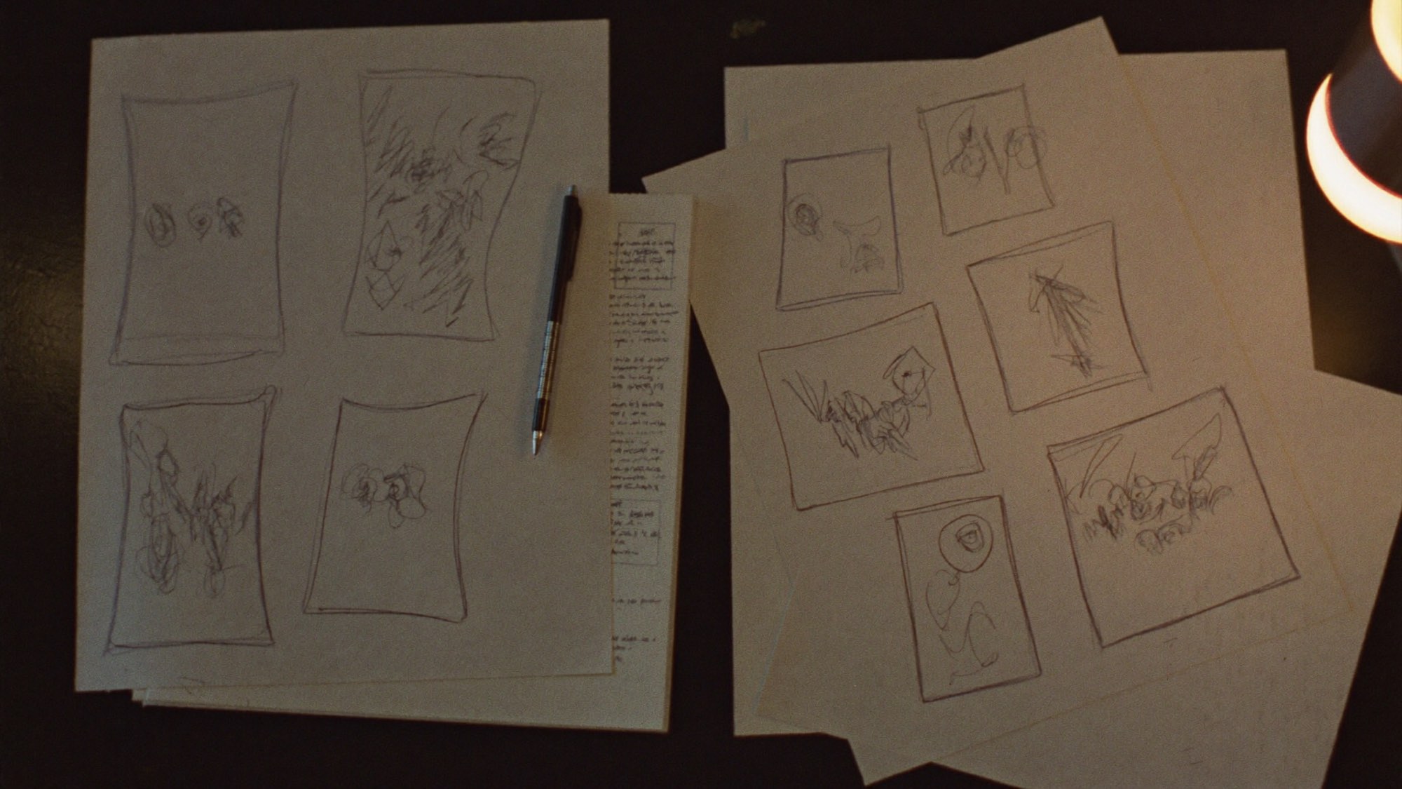 Storyboard-vellen met geschetste frames en een pen op tafel