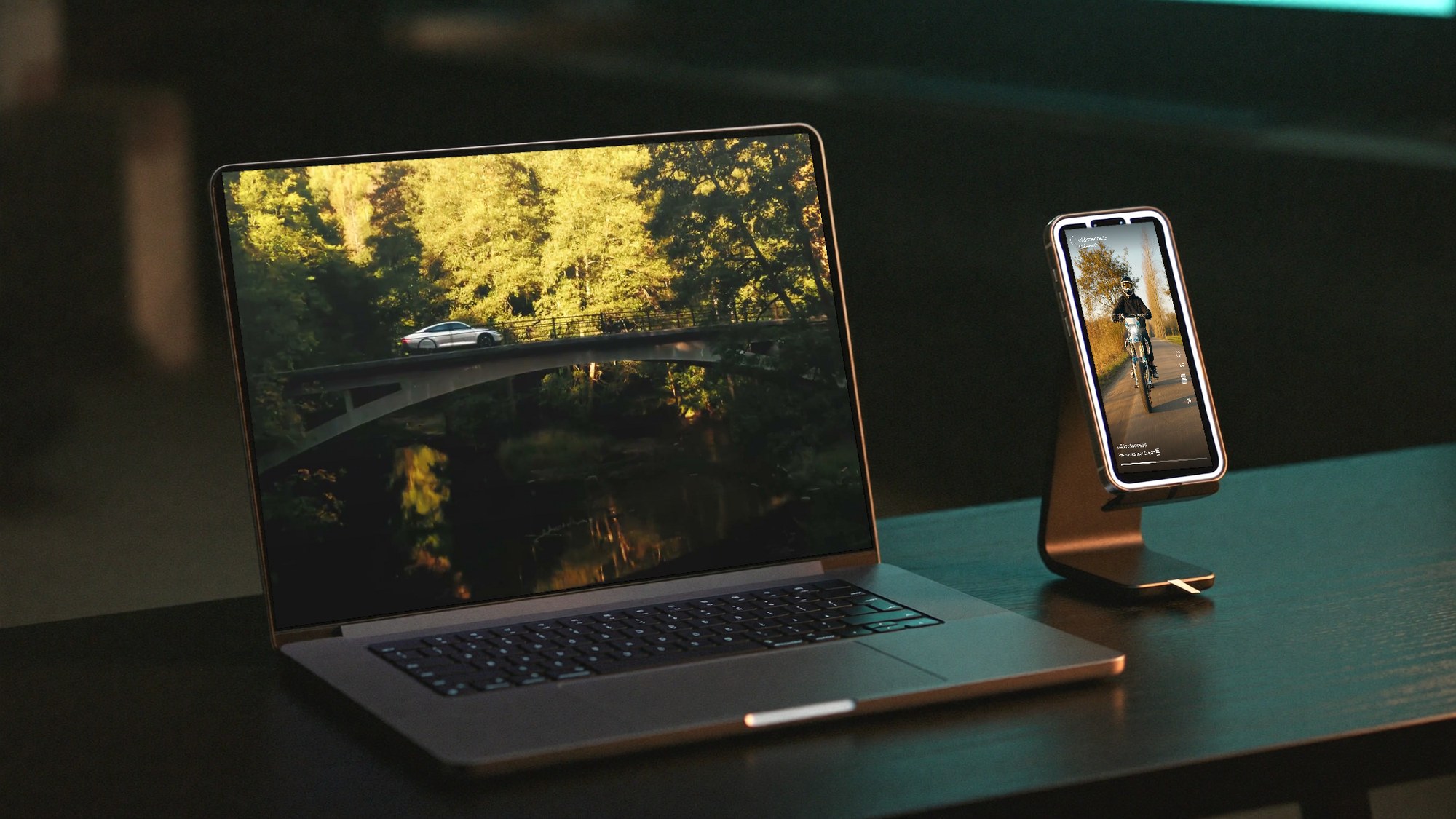 Laptop met een afgewerkte brandfilm fullscreen en een telefoon die de reel op Instagram toont