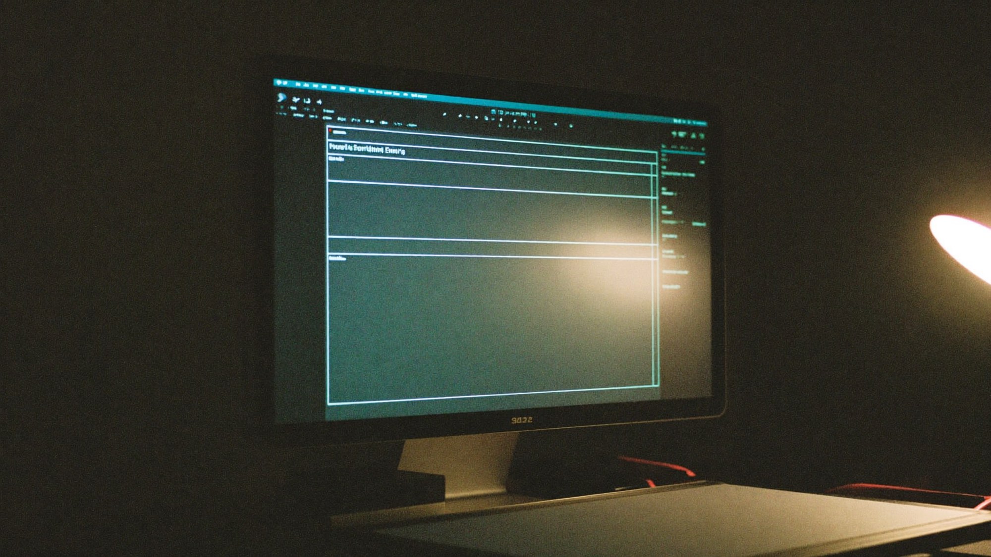 Monitor met wireframes van een website en een pentablet op het bureau