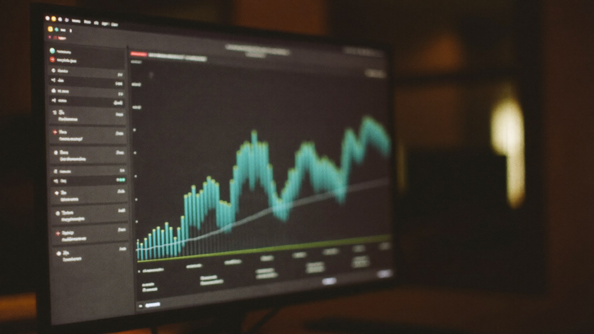 Monitor met een analytics-dashboard in een donker kantoor