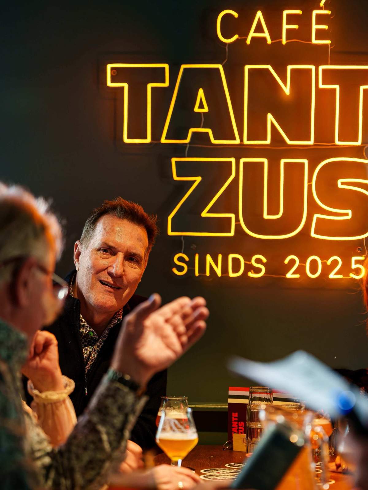 Neon en publiek bij Tante Zus