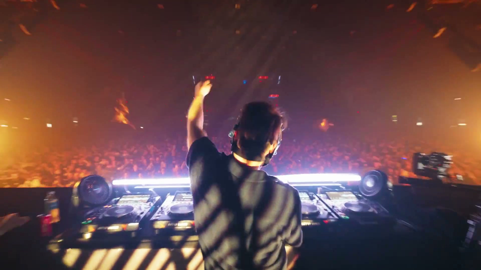 Adjuzt achter de booth op Supremacy, volle zaal