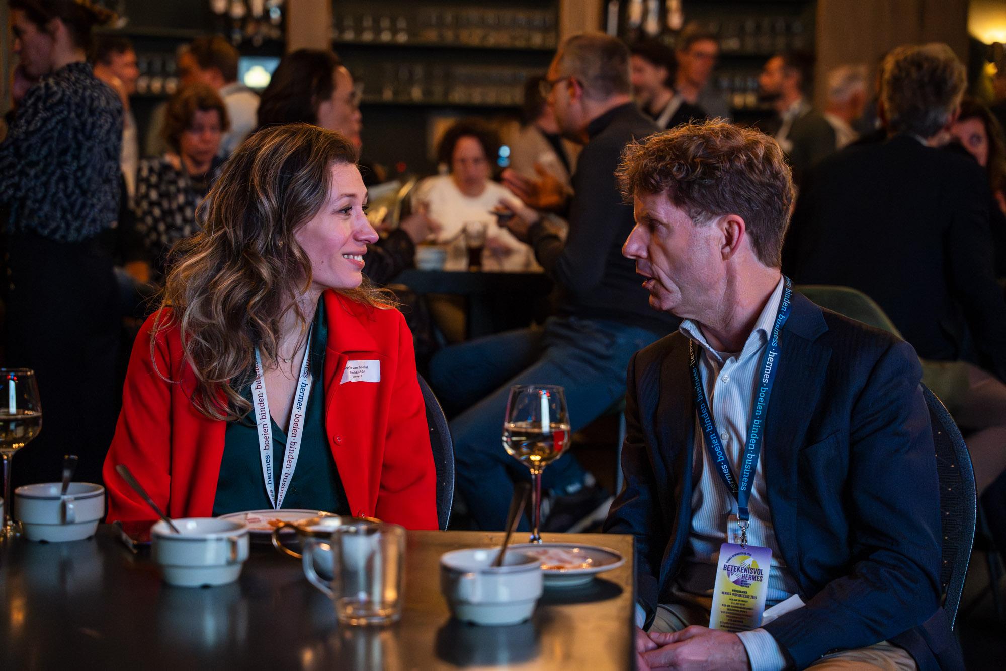 Netwerken bij de bar met wijn