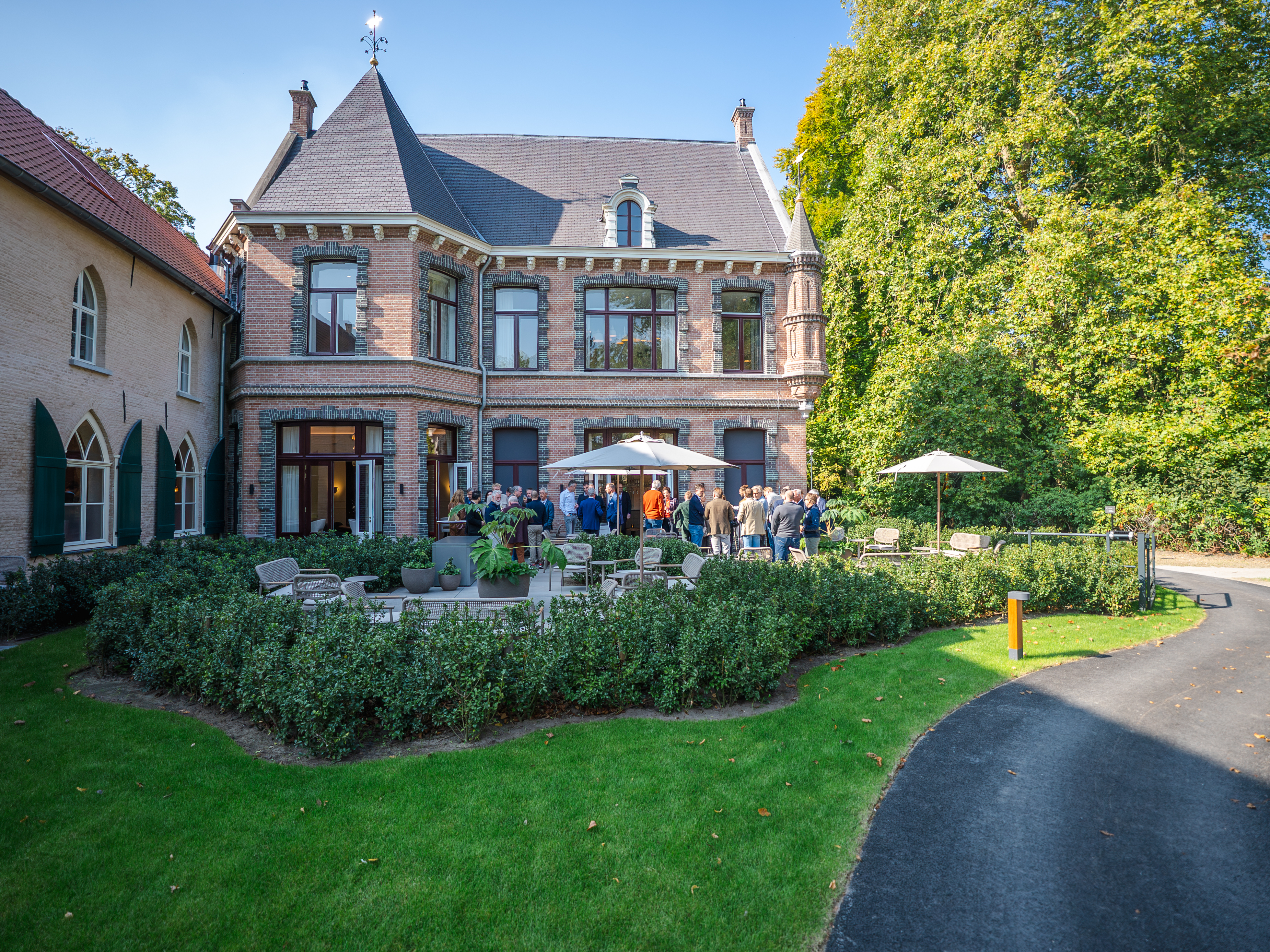 Kasteel Steenenburg met gasten op het terras