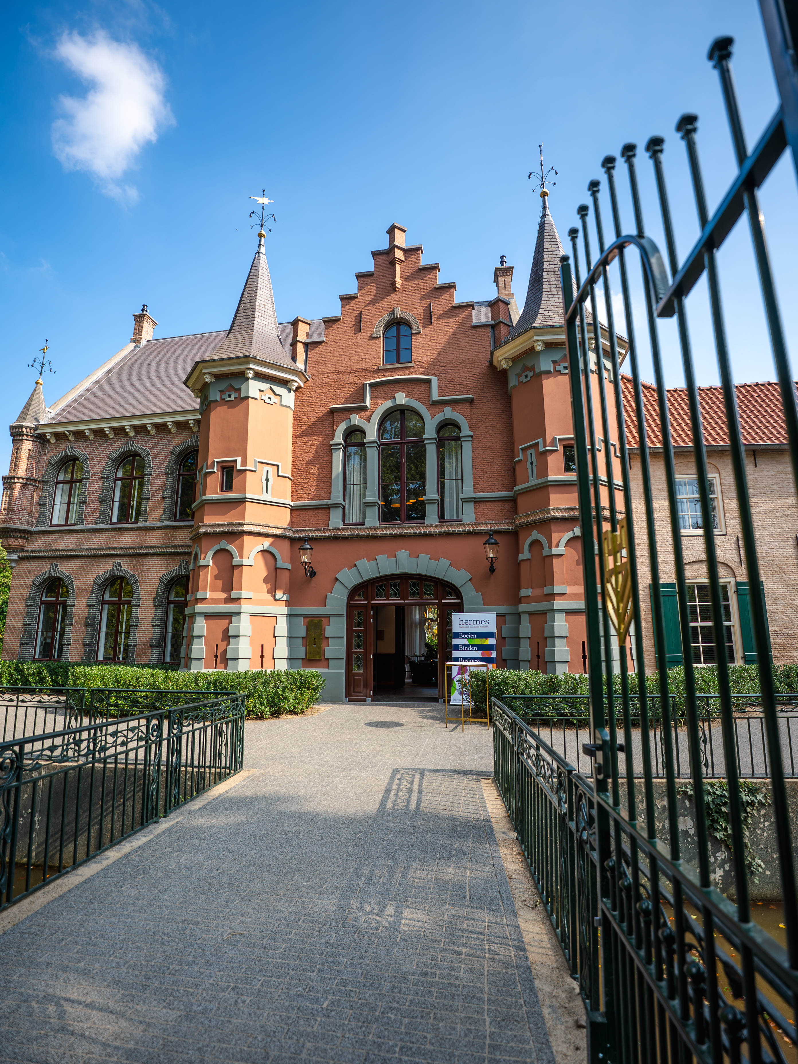 Kasteel Steenenburg entree door het hek