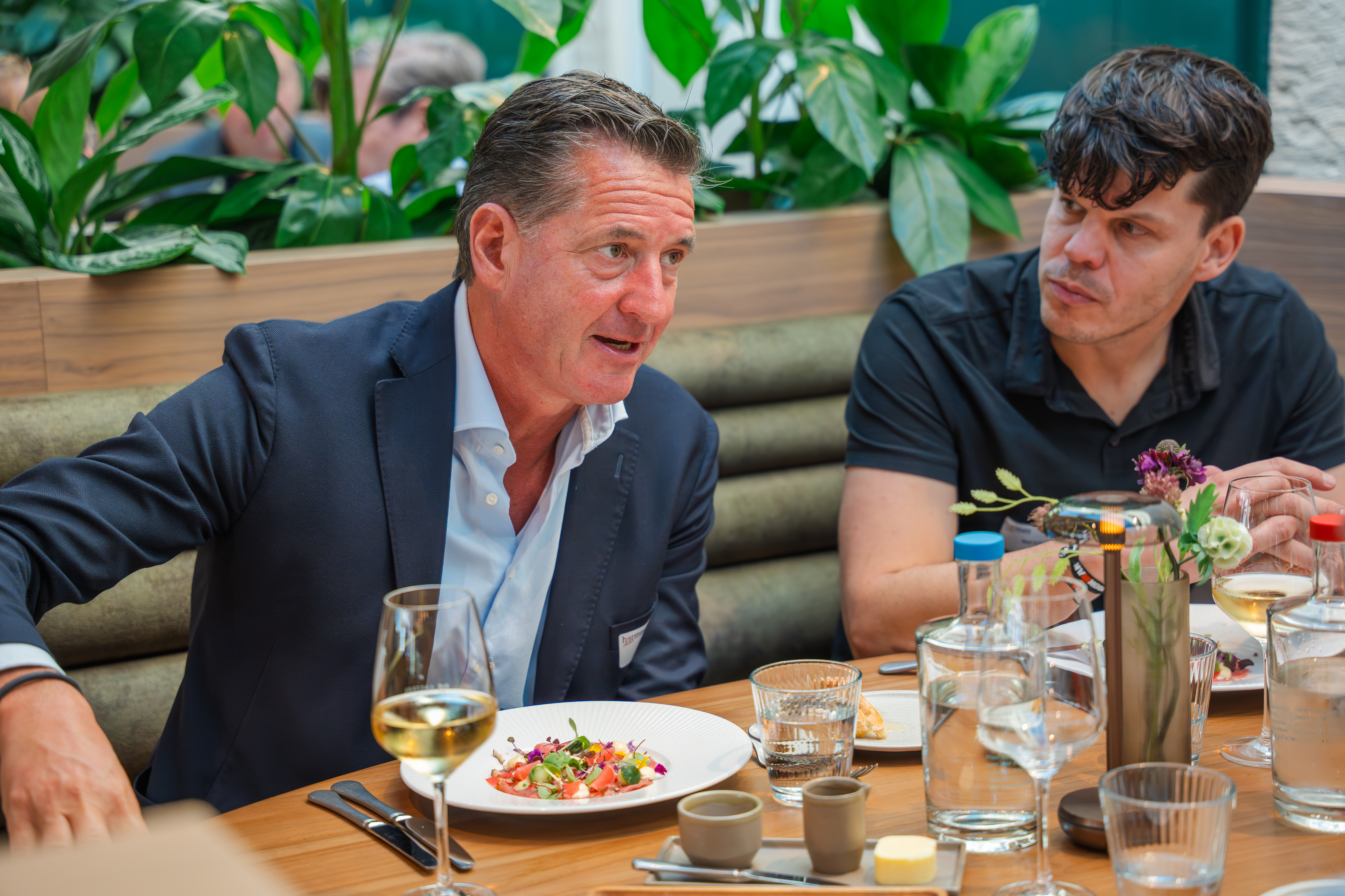 Gasten aan het dineren tijdens Hermes Netwerk