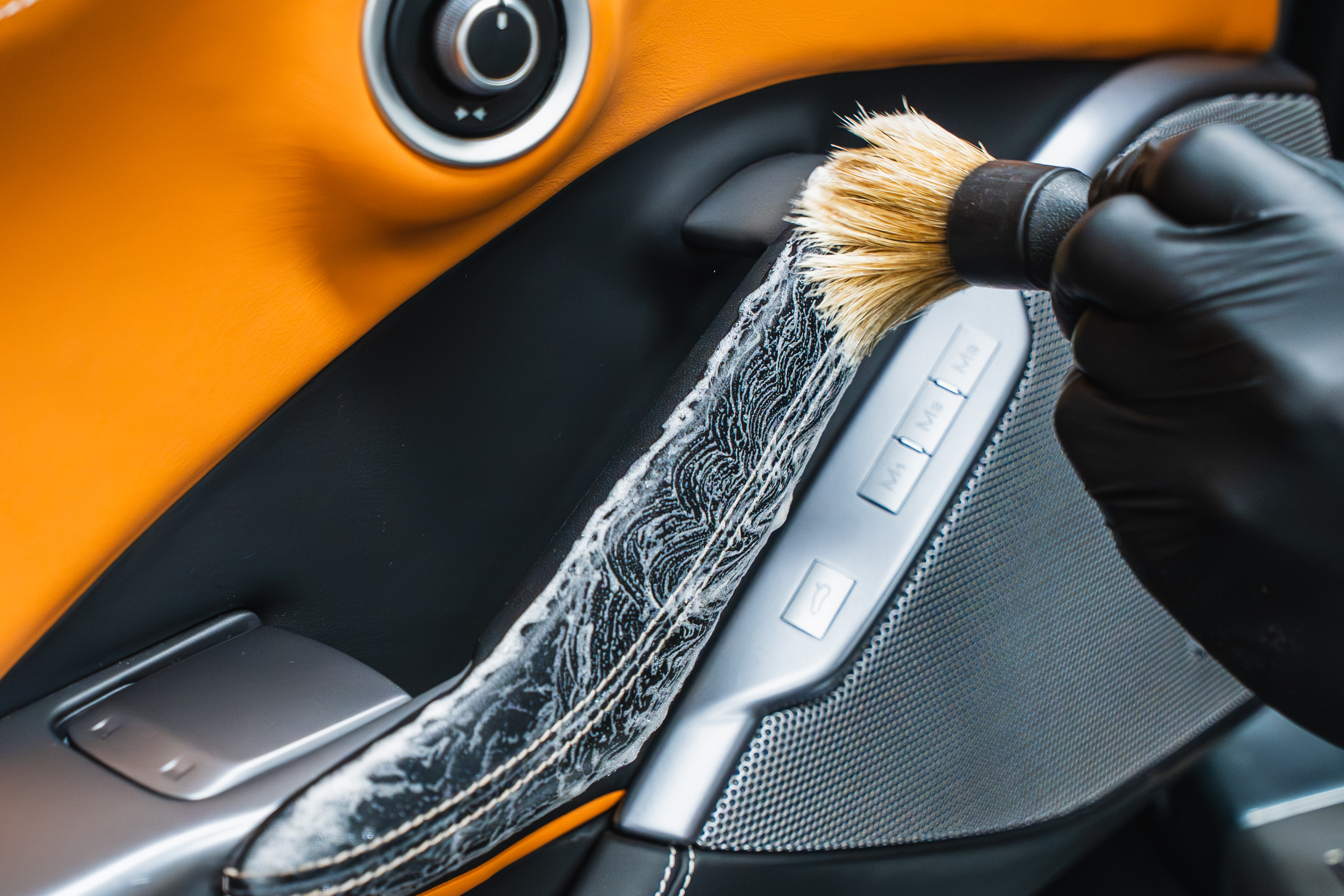 Interieur detailing met borstel op lederen bekleding