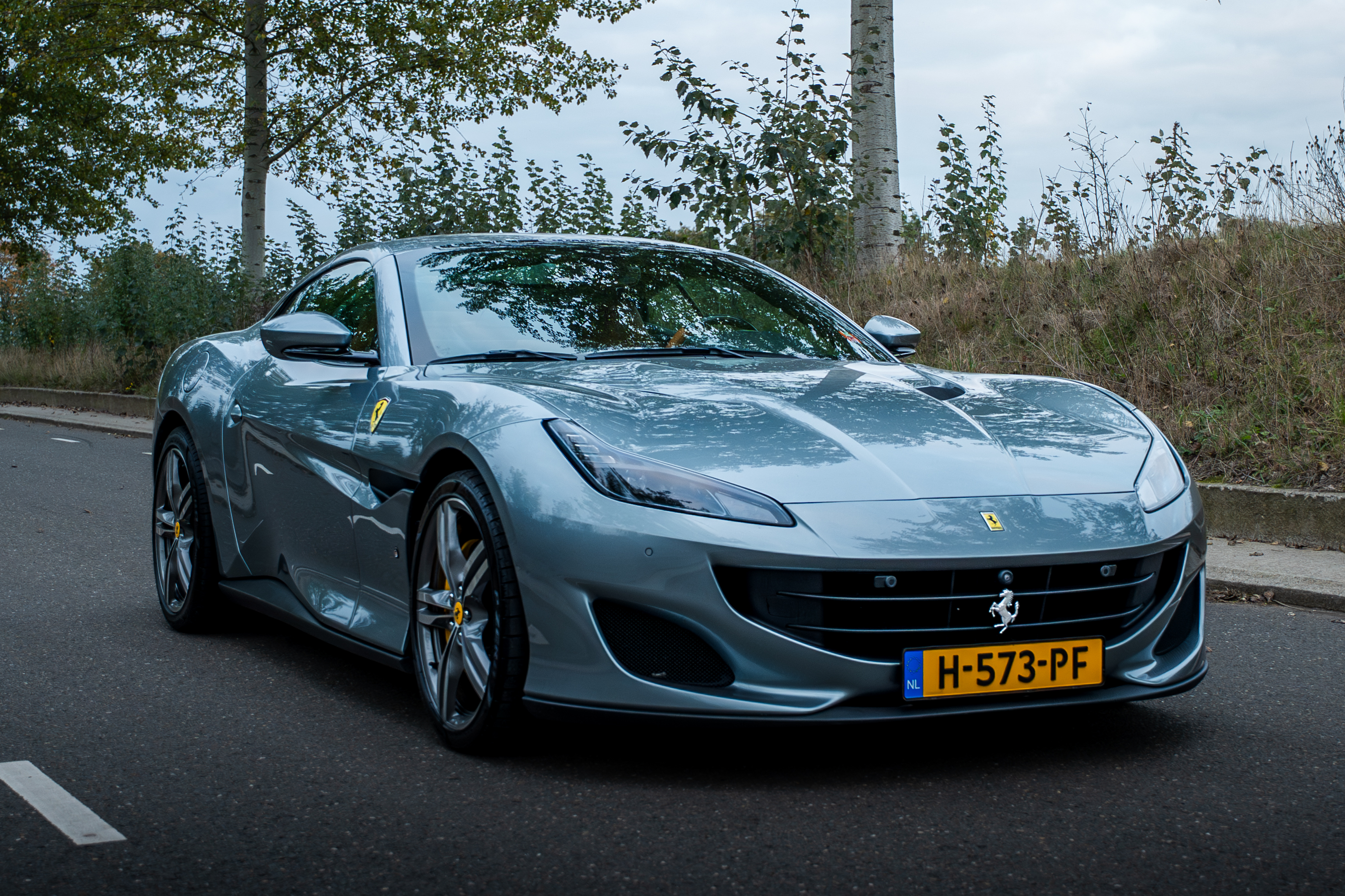 Ferrari Portofino op de weg in herfstlicht