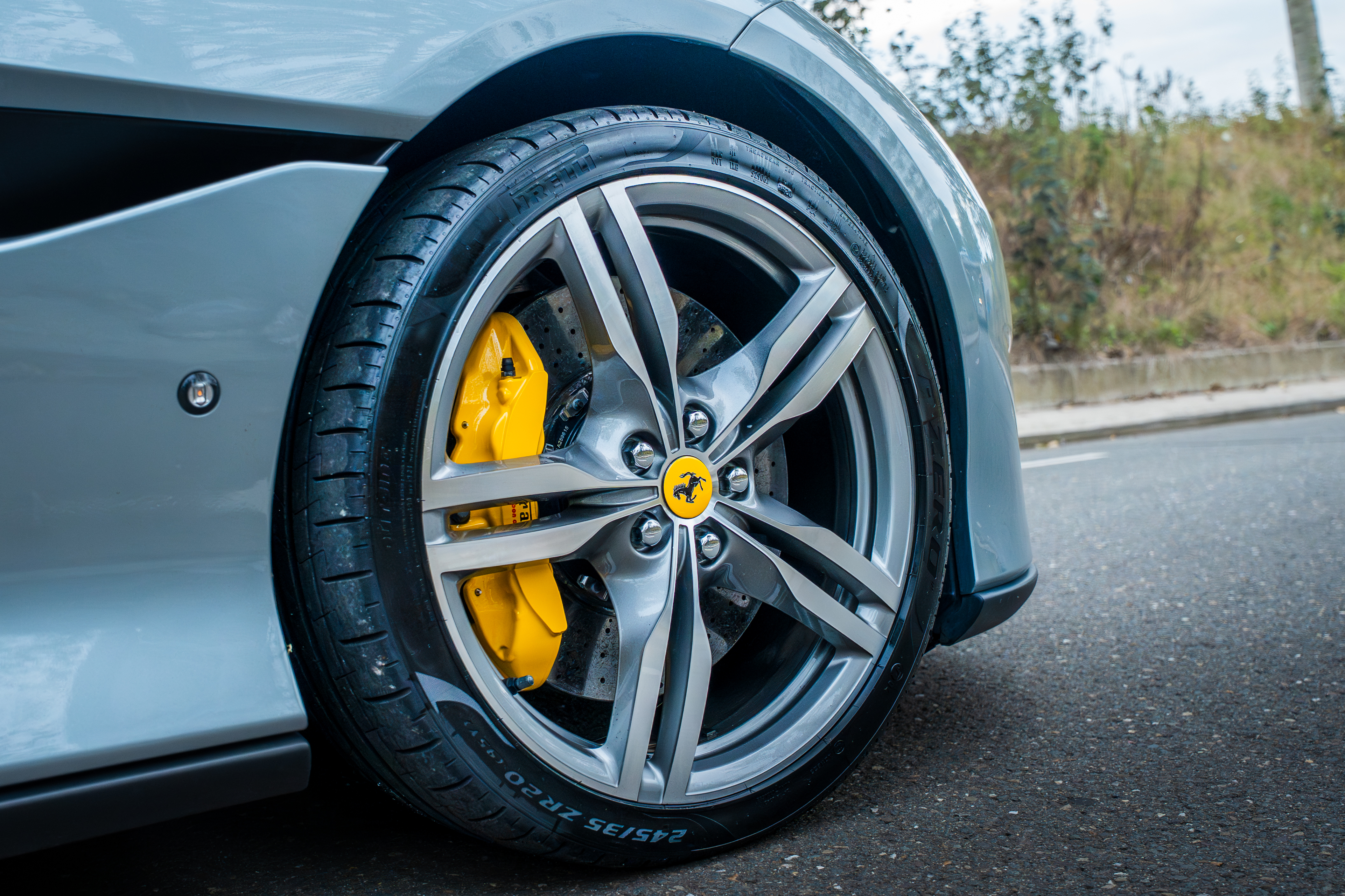 Ferrari Portofino schuin van voren