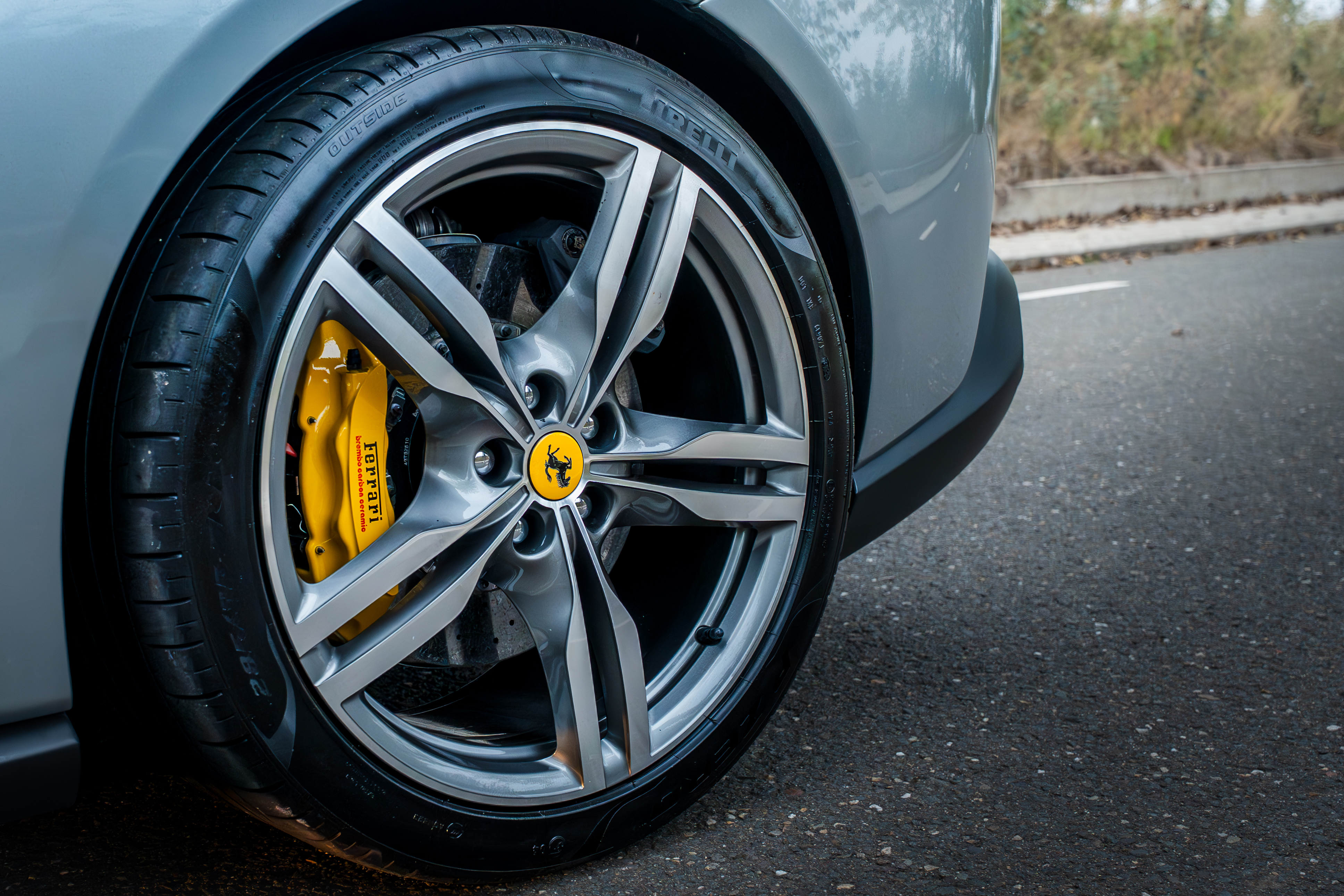 Close-up Ferrari velg met gele remklauw