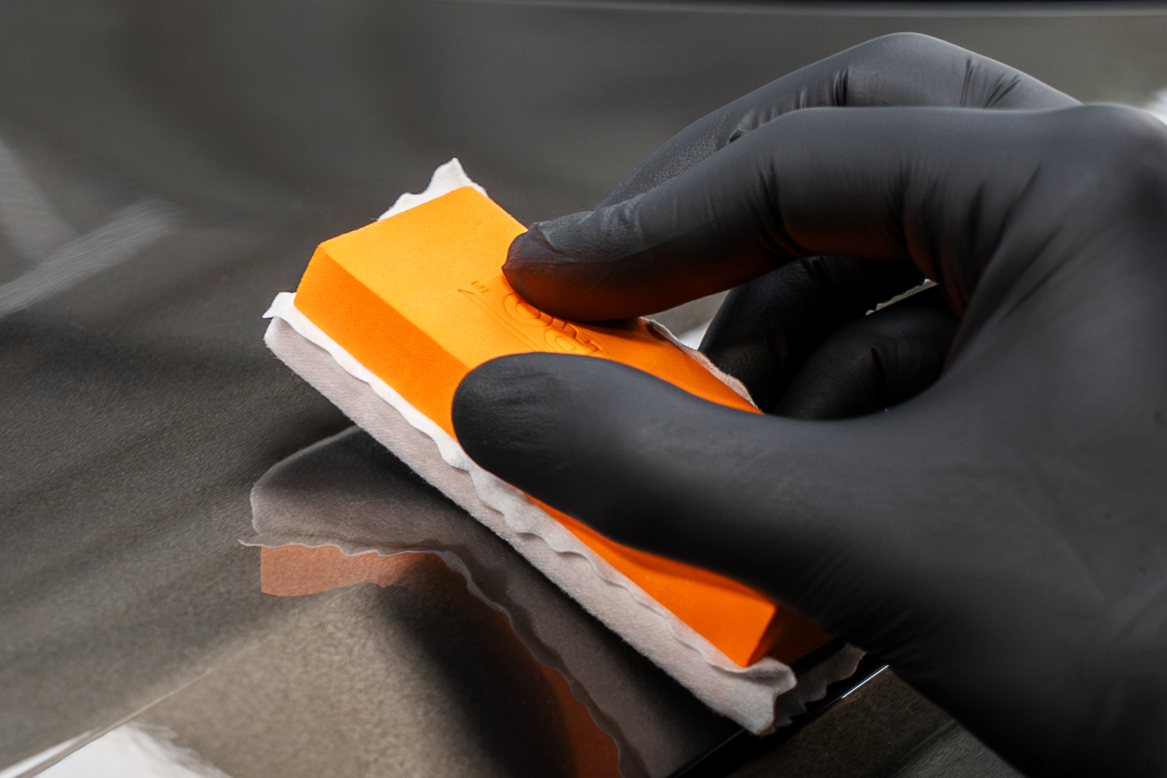 Ceramic coating applicatie met oranje pad