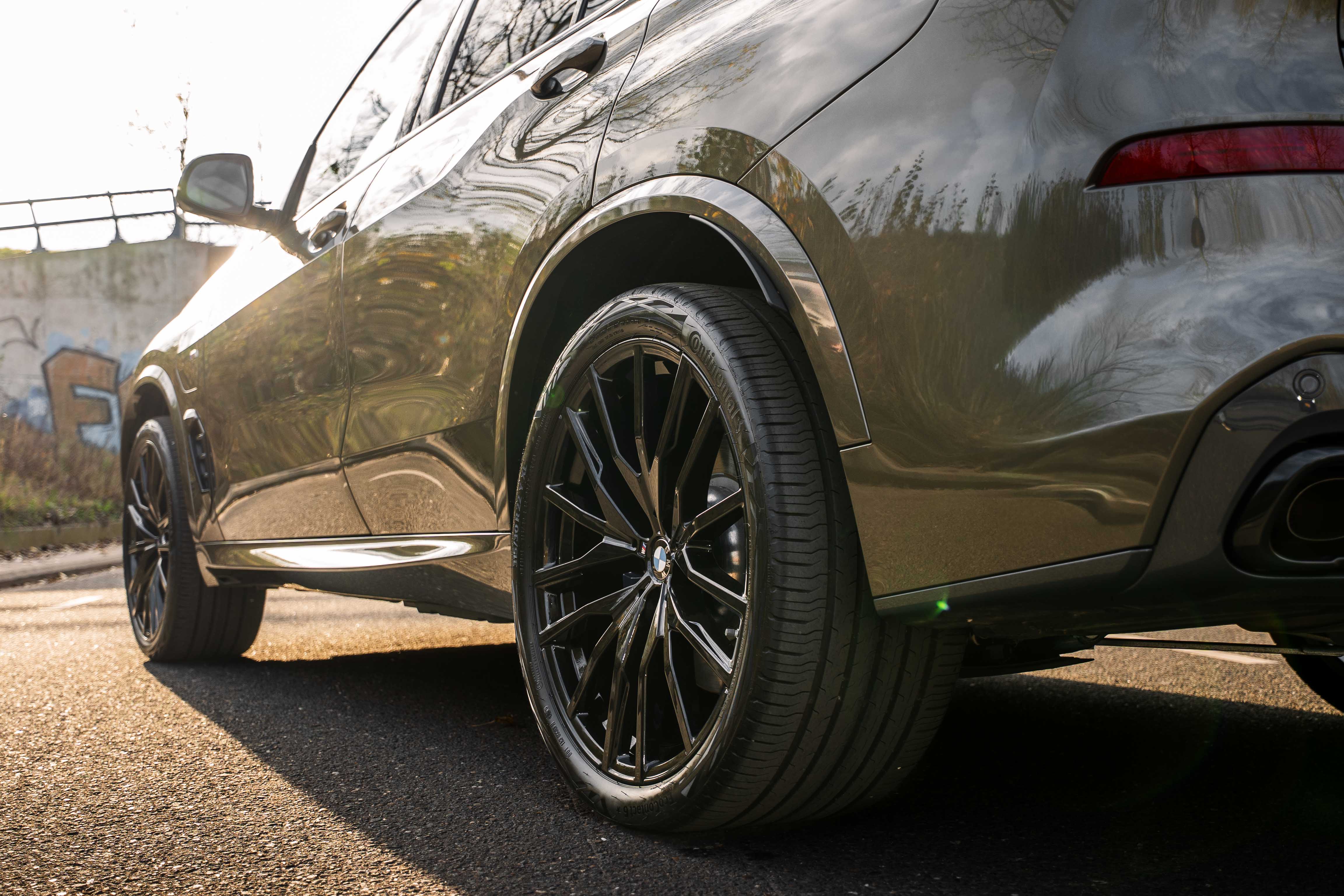 Close-up BMW X5 velg met glanzende lak