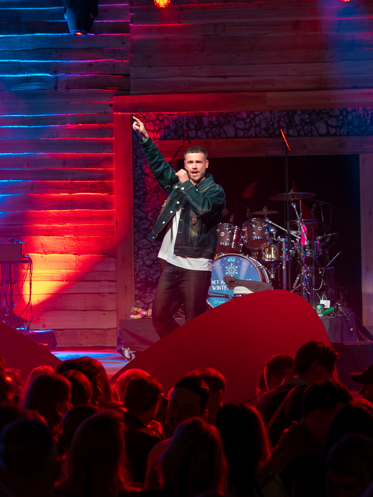 Dave Dekker op podium met publiek