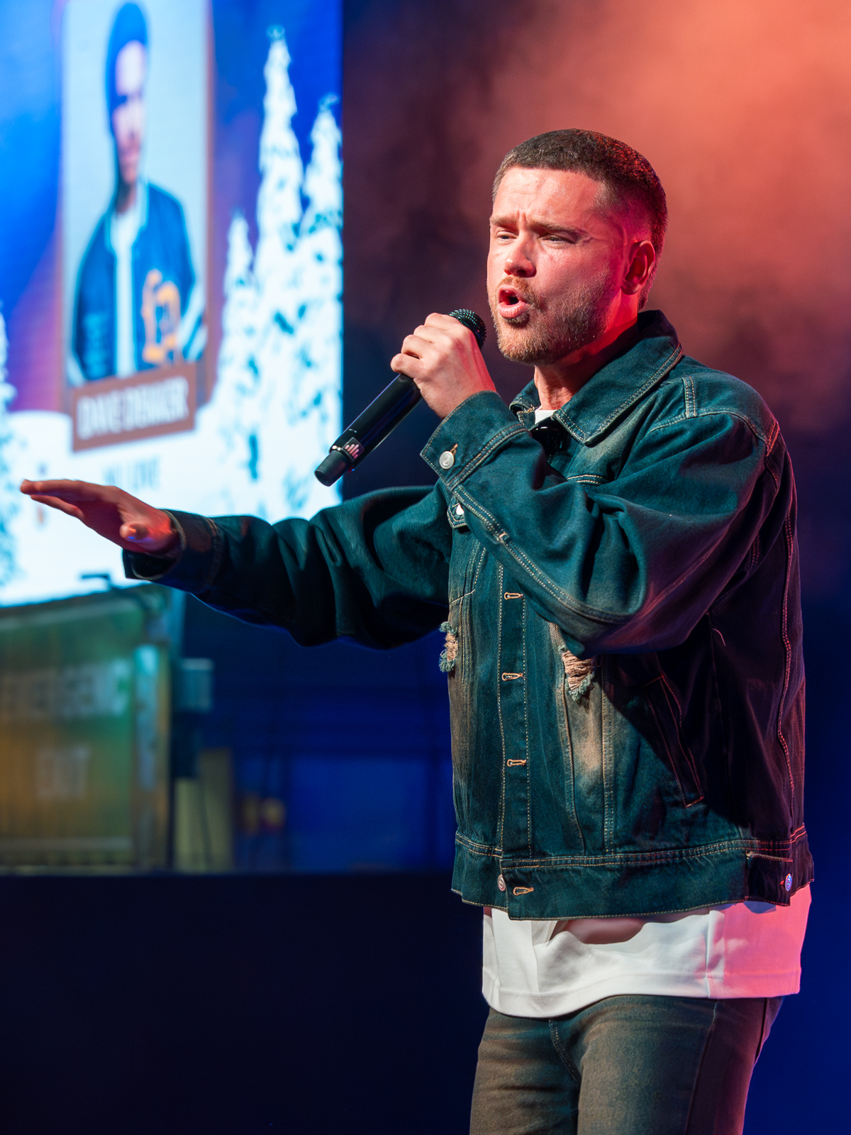 Dave Dekker close-up zingend