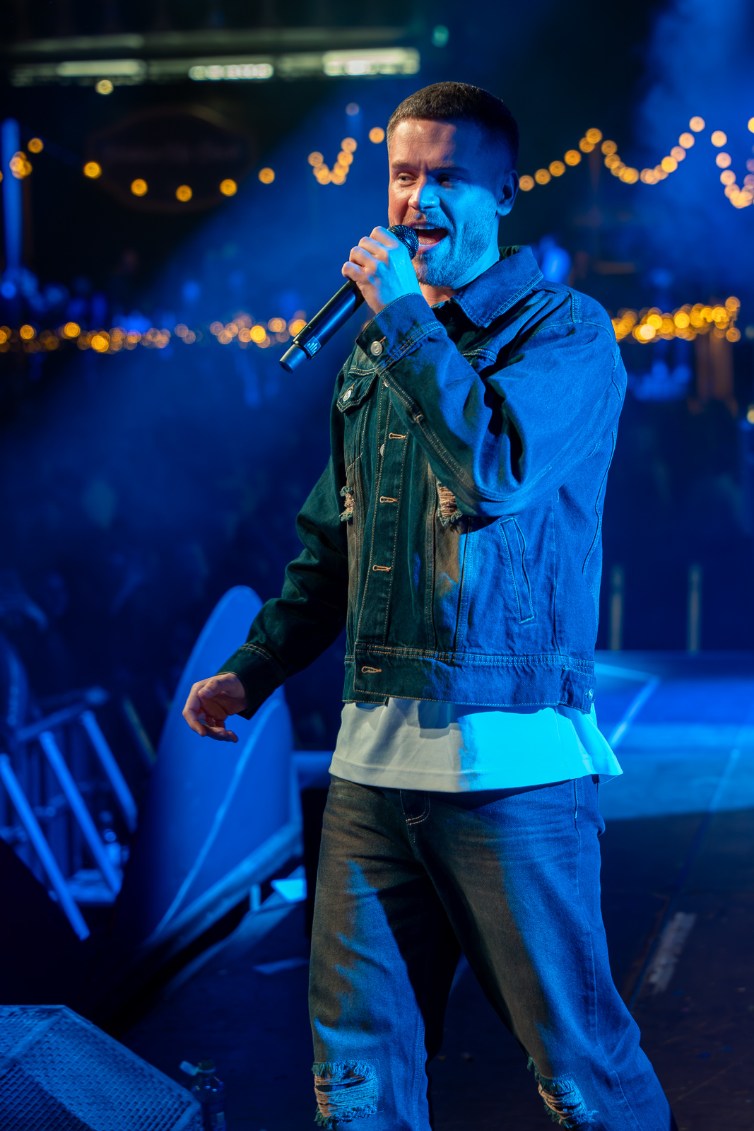 Dave Dekker in blauw podiumlicht