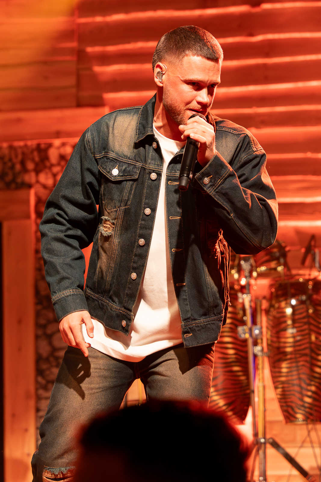 Dave Dekker in warm podiumlicht