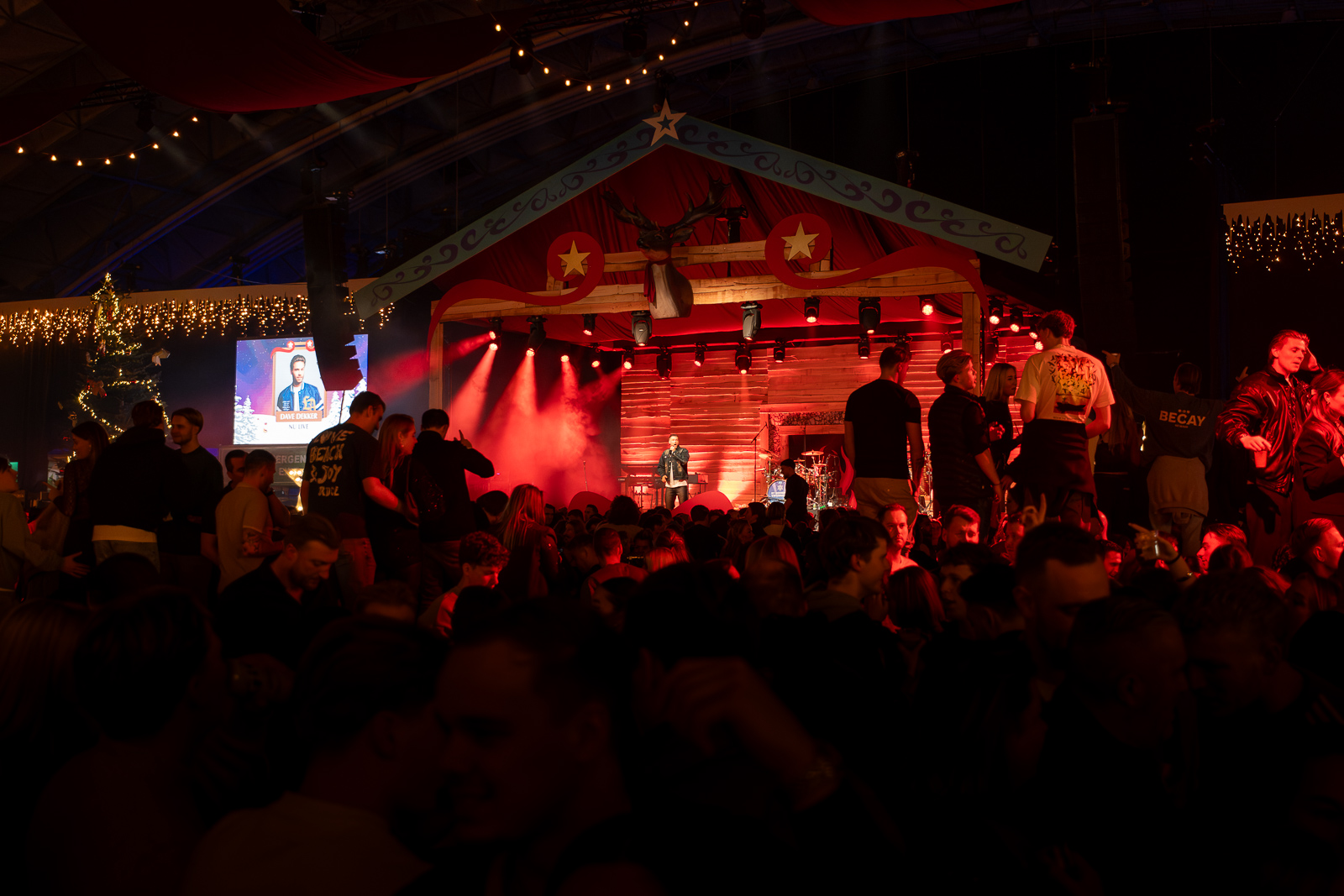 Breed overzicht podium en publiek Jan Vis