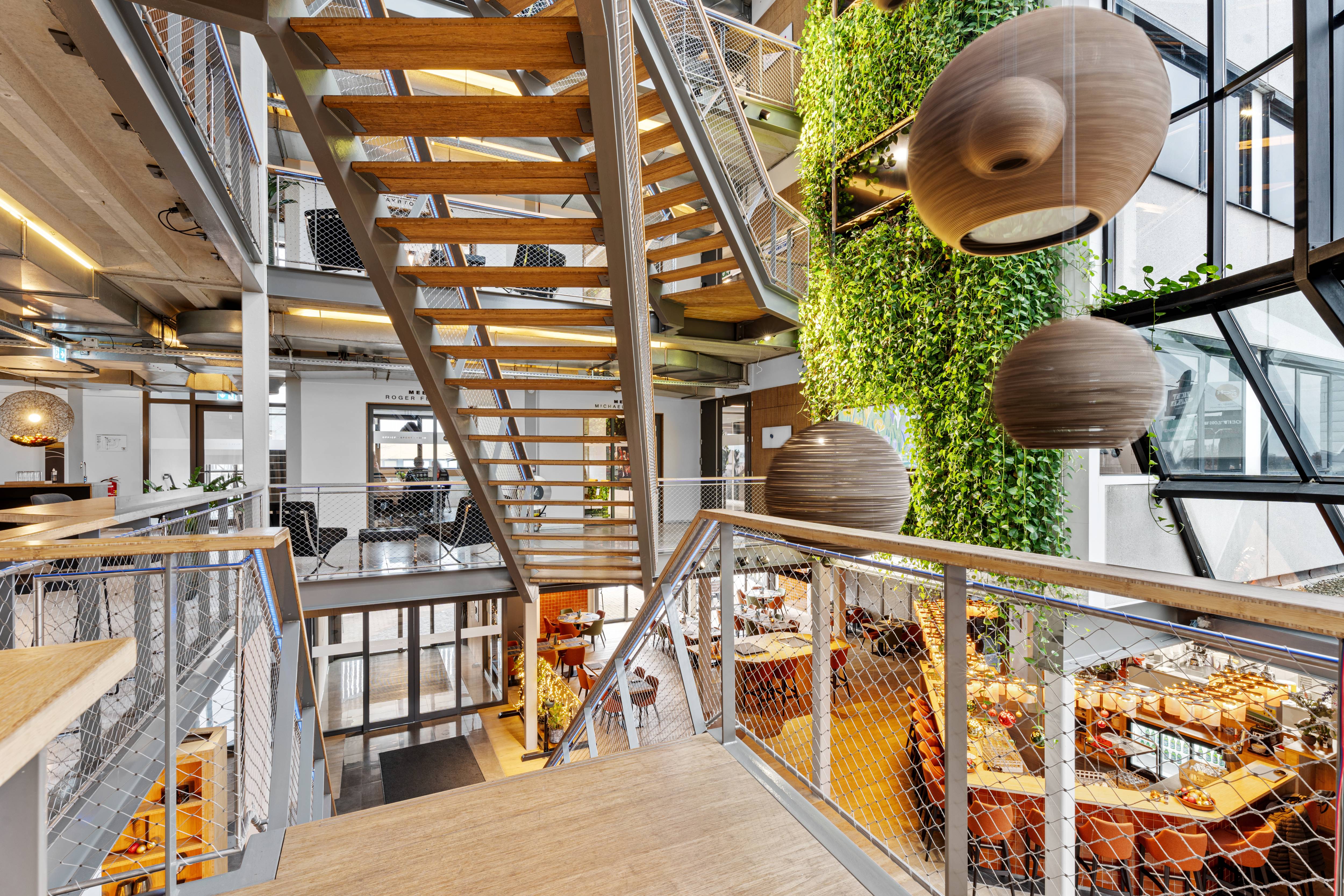 Atrium met plantenwand Europalaan 30