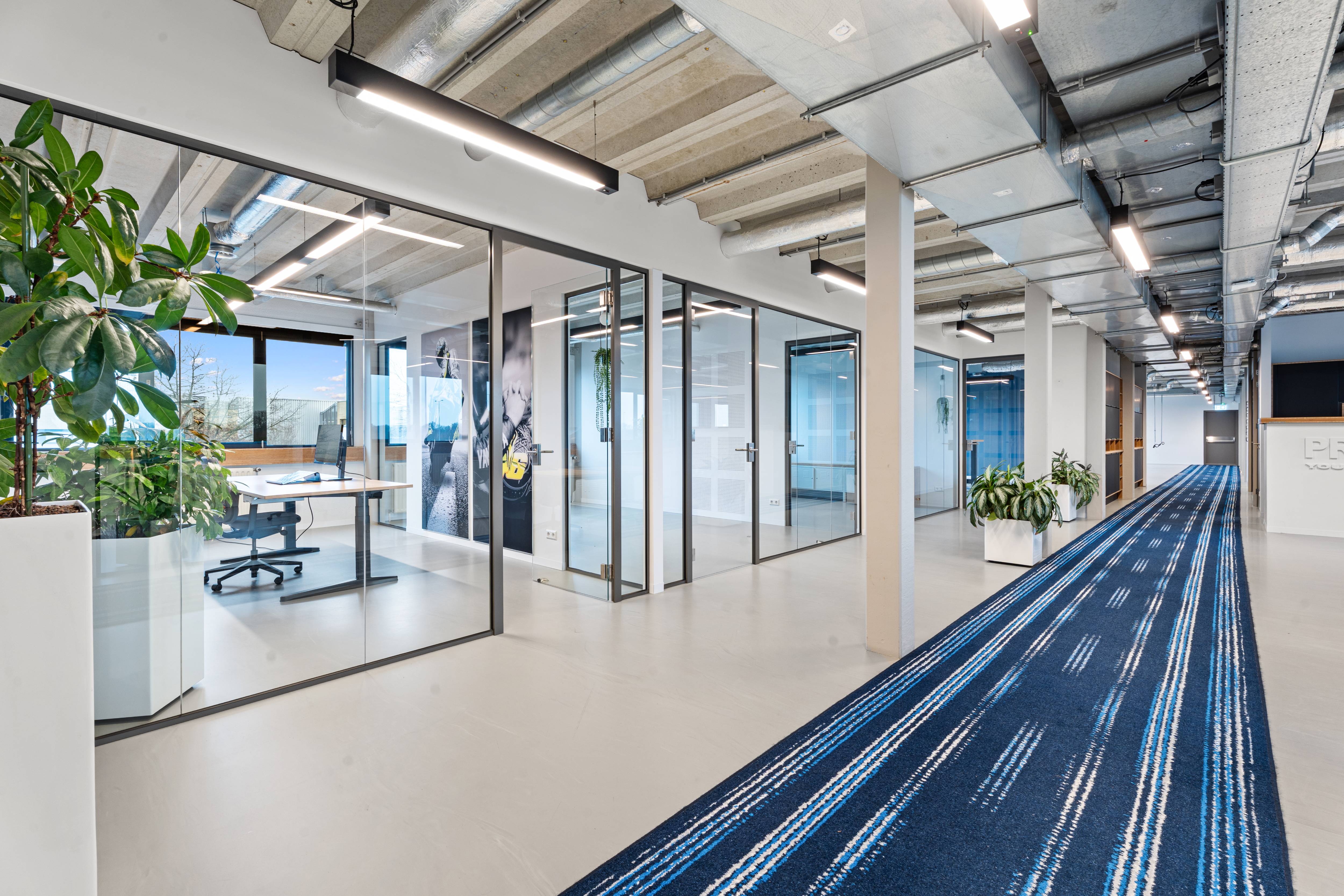 Kantoorvloer met glazen wanden