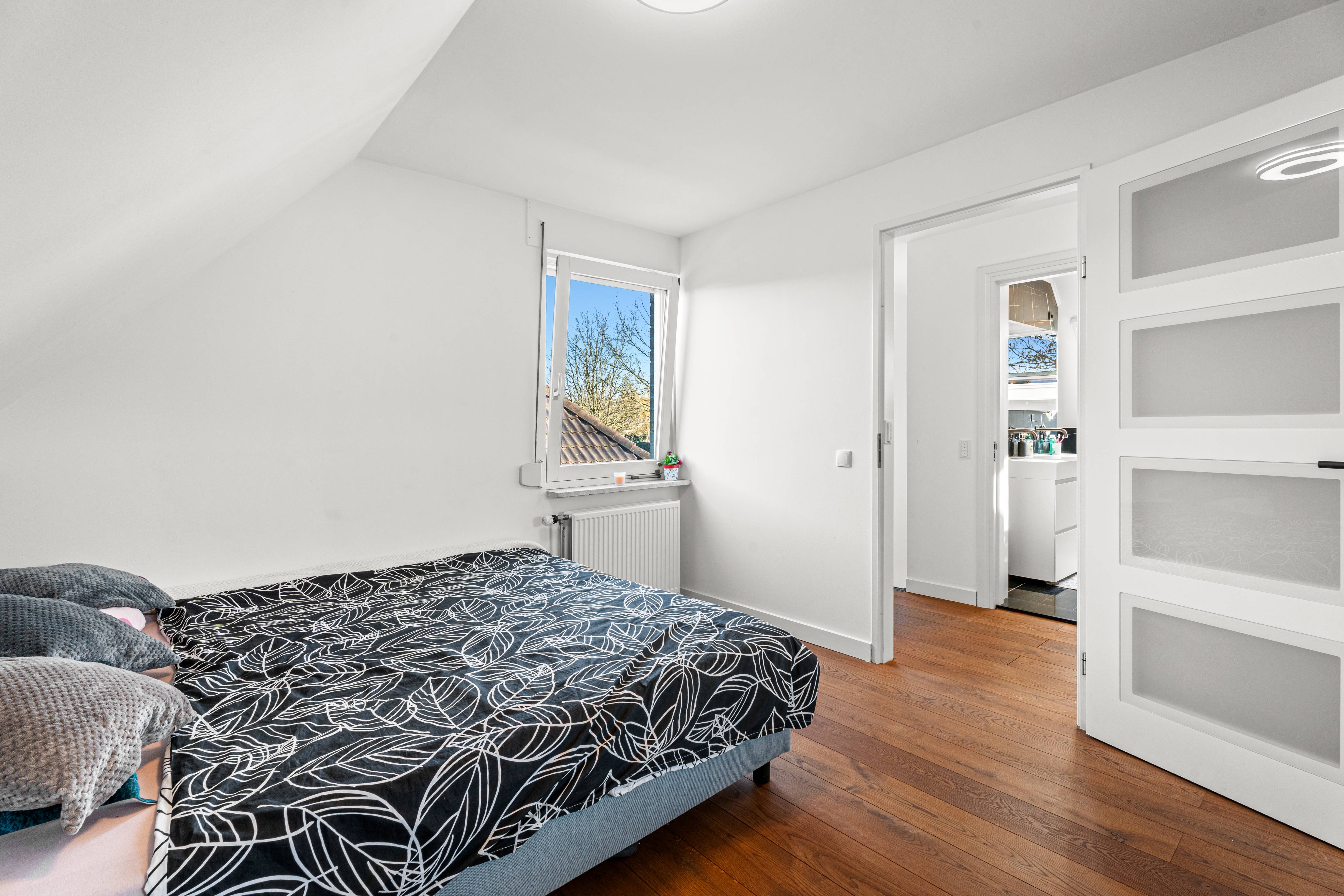 Slaapkamer met houten vloer