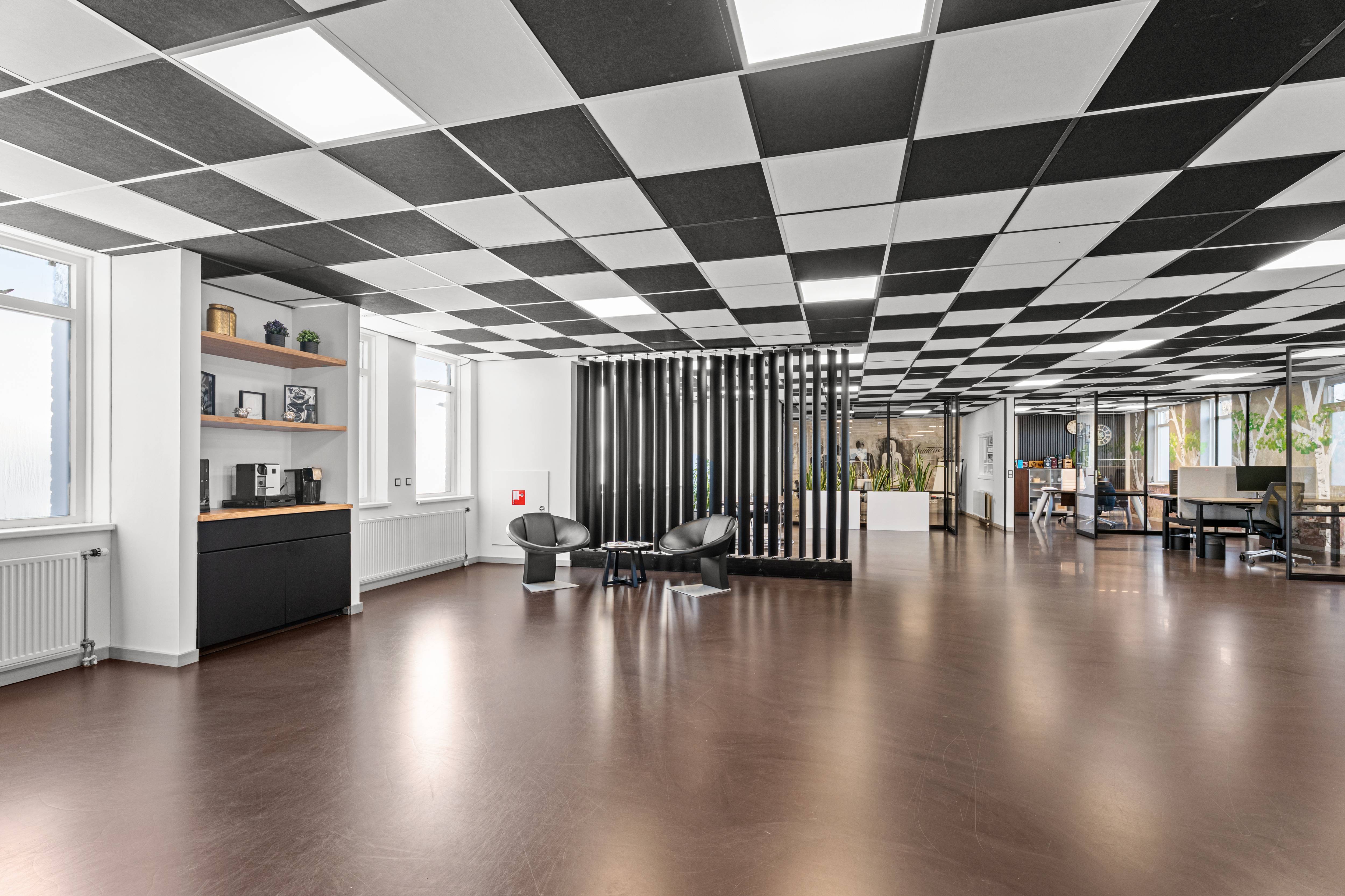 Bedrijfsruimte met schaakbordplafond