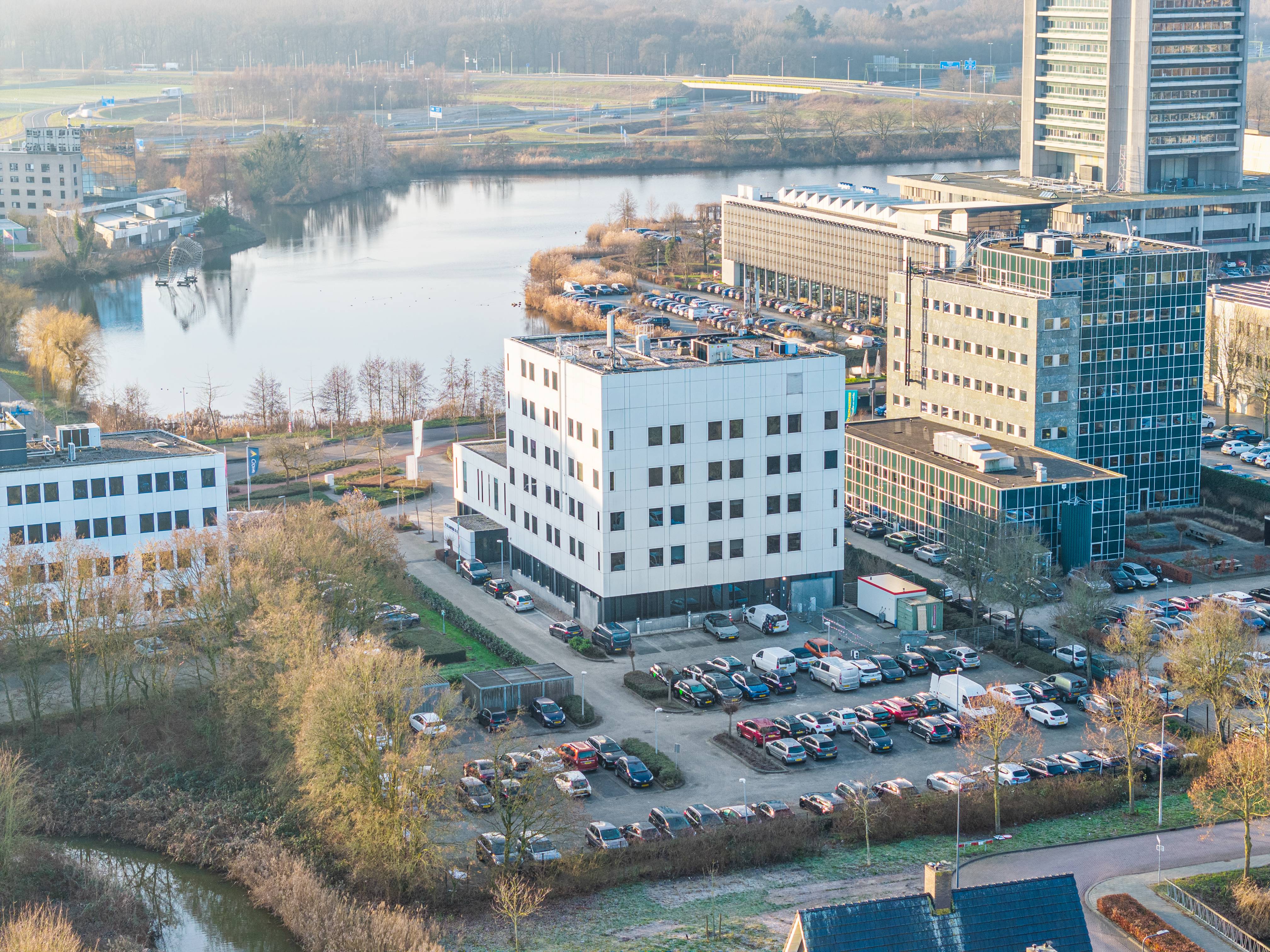 Luchtfoto kantoorgebouw Pettelaarpark aan het water
