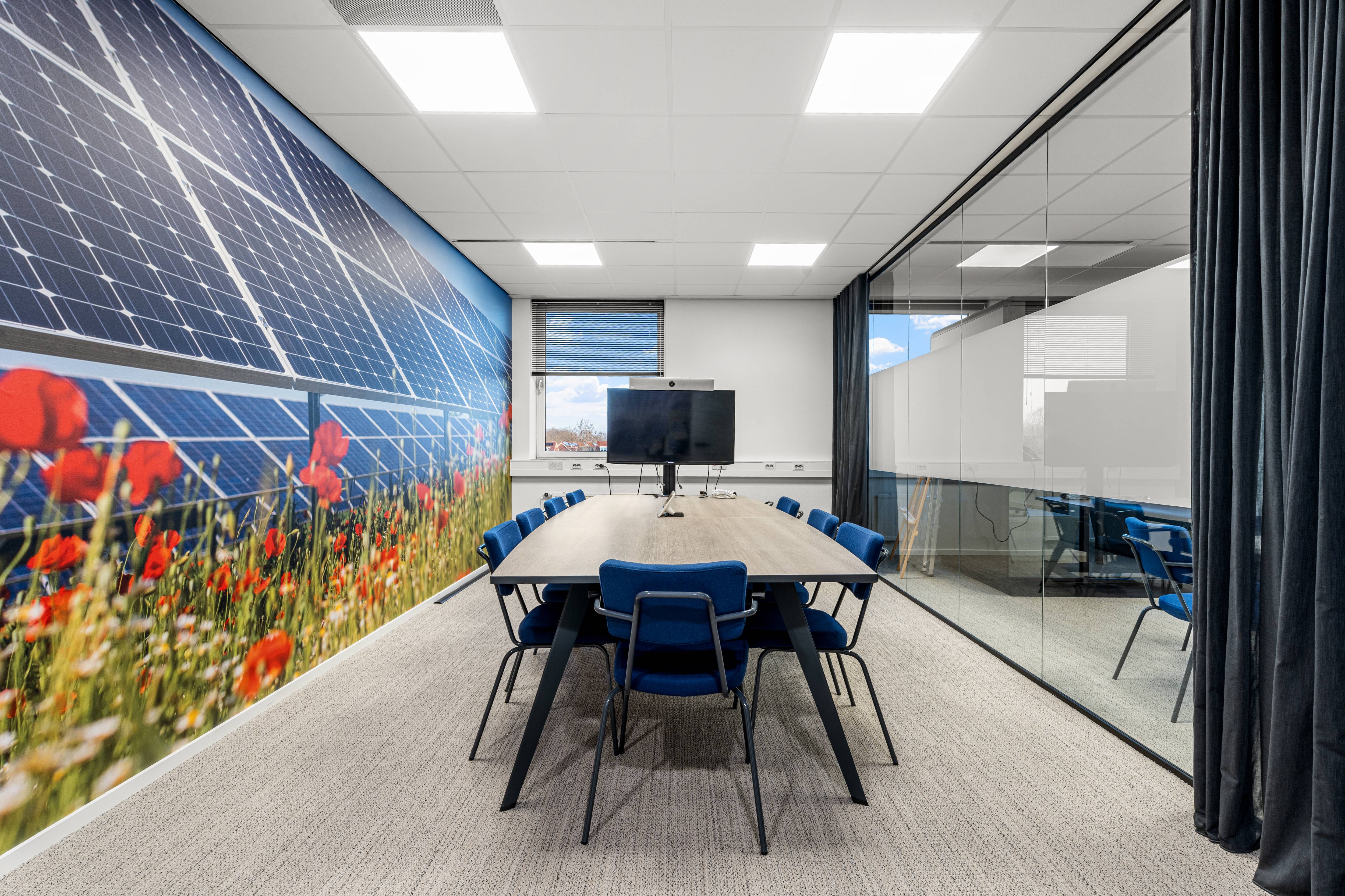 Vergaderzaal met zonnepanelen muurschildering
