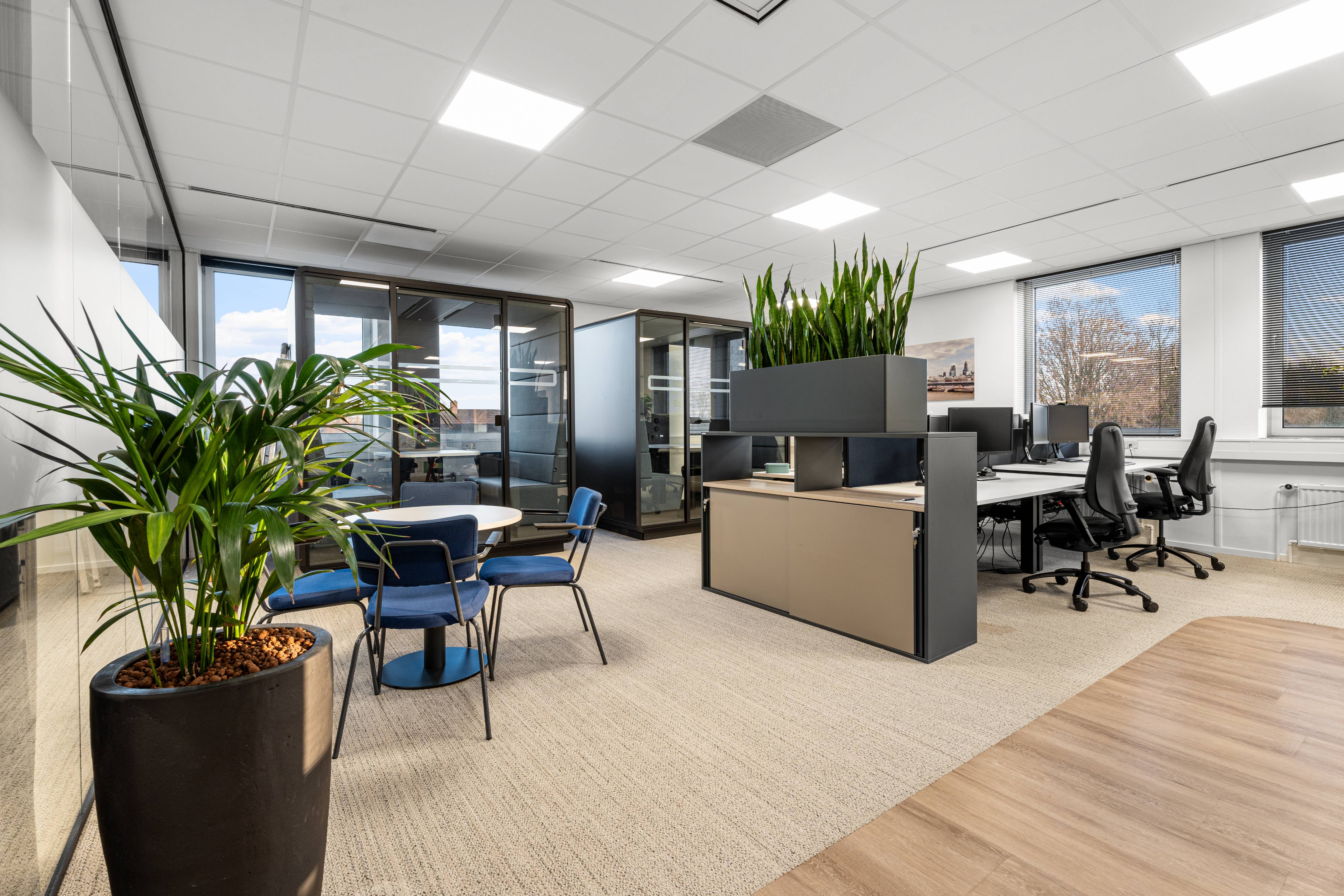 Open kantoorruimte met werkplekken Pettelaarpark 10-15