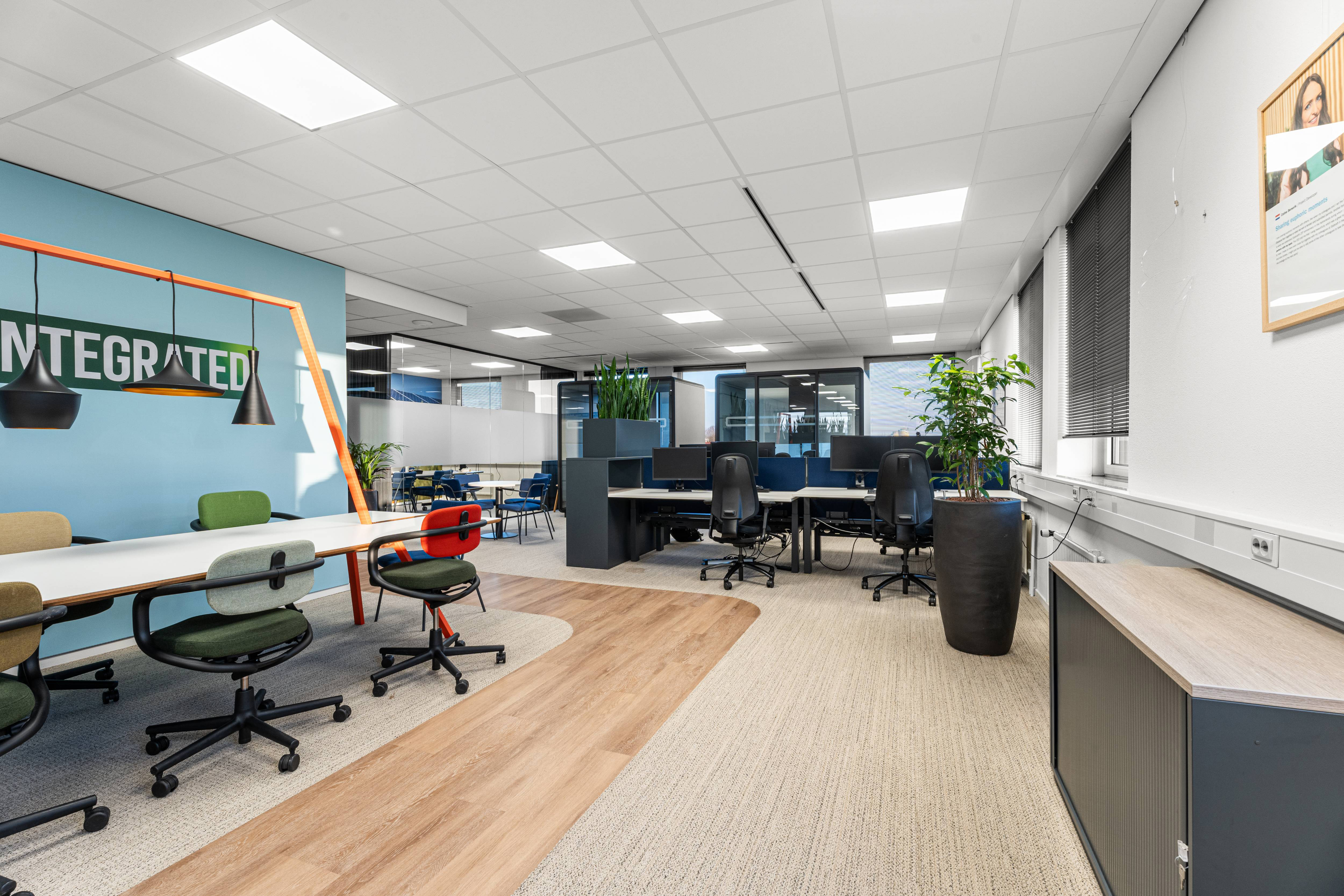 Tweede kantoorruimte met werkplekken